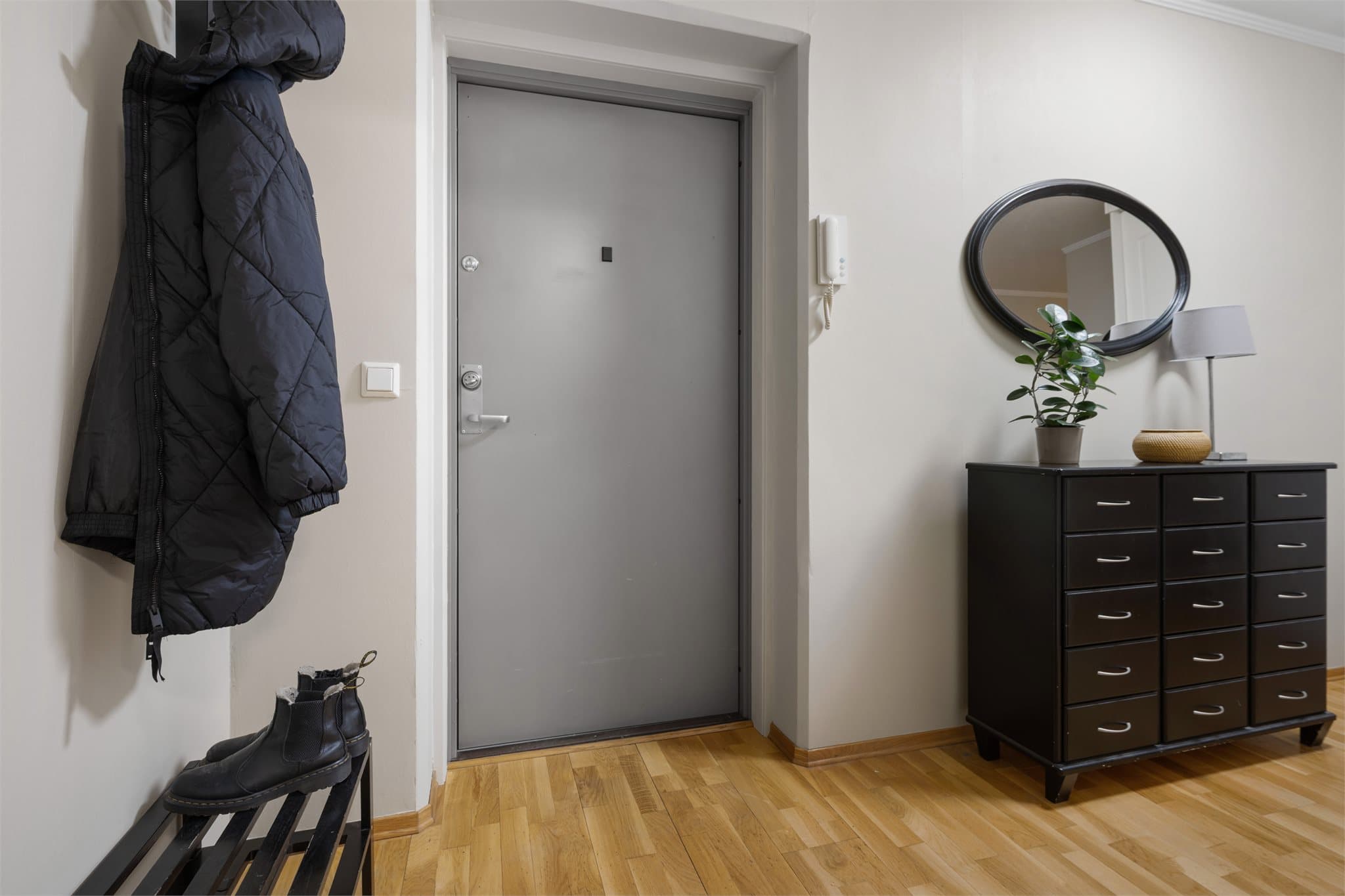 Velkommen inn i en praktisk og hyggelig entré. Gangen gir et ryddig og godt førsteinntrykk, med god plass til både skohylle og knaggrekke.