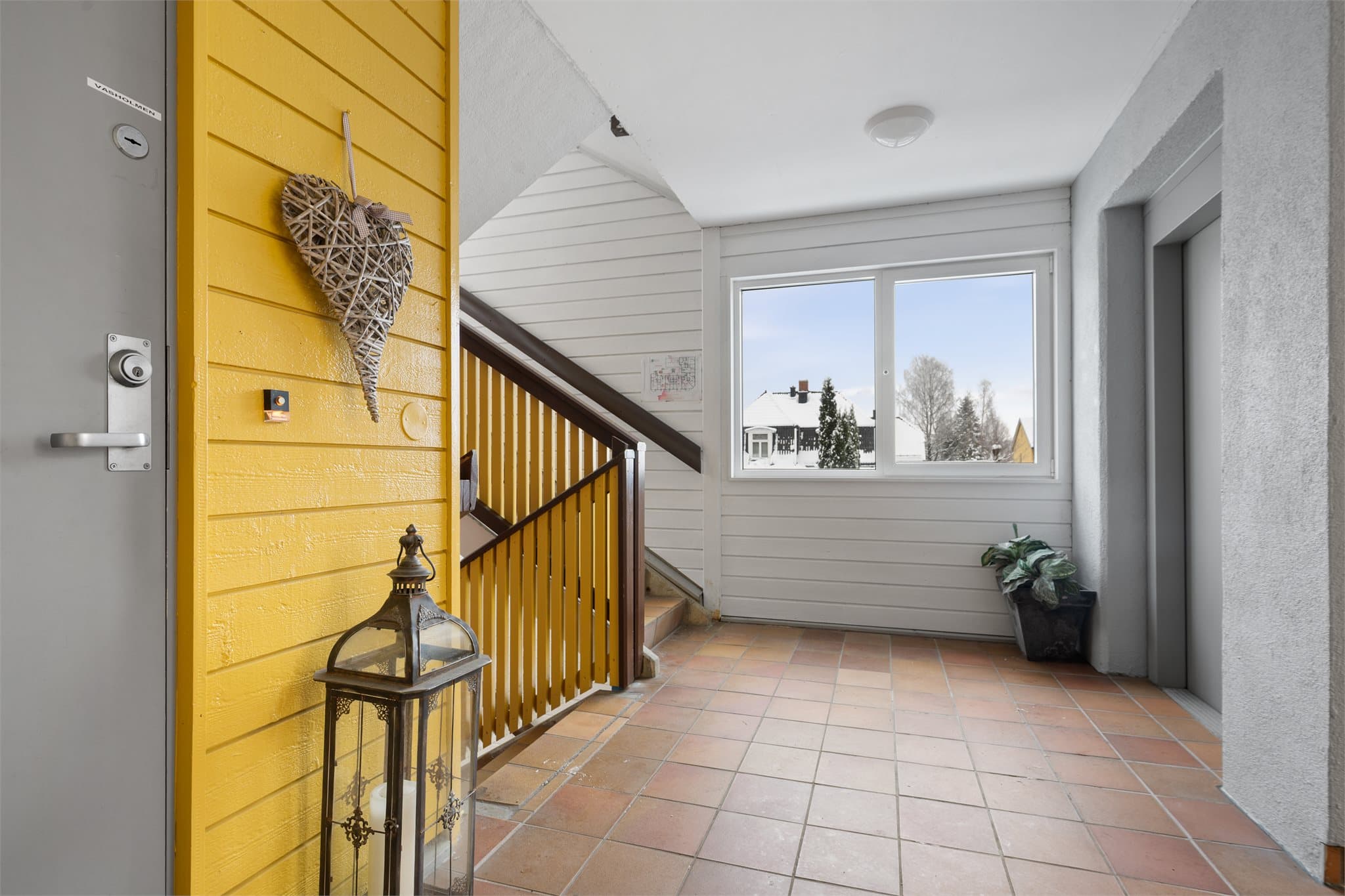 Leiligheten ligger fint til i byggets 2. etasje og byr på enkel heisadkomst både til svalgang og garasjekjeller – perfekt for en komfortabel hverdag.