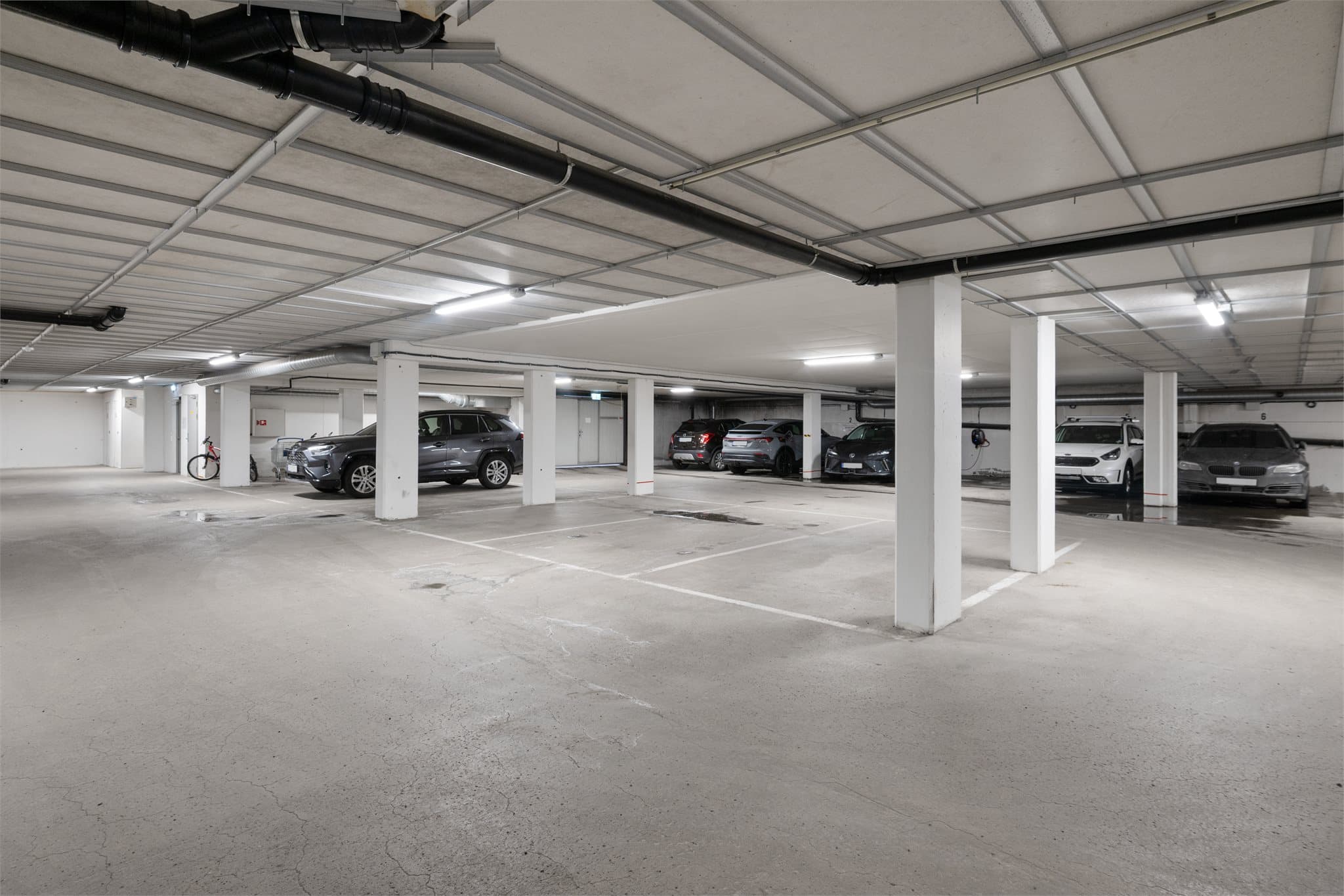 Trygg og komfortabel parkering i lukket garasjekjeller med elektrisk port og oppvarmet nedkjøring – her slipper du både snøskuffing og iskalde morgener.