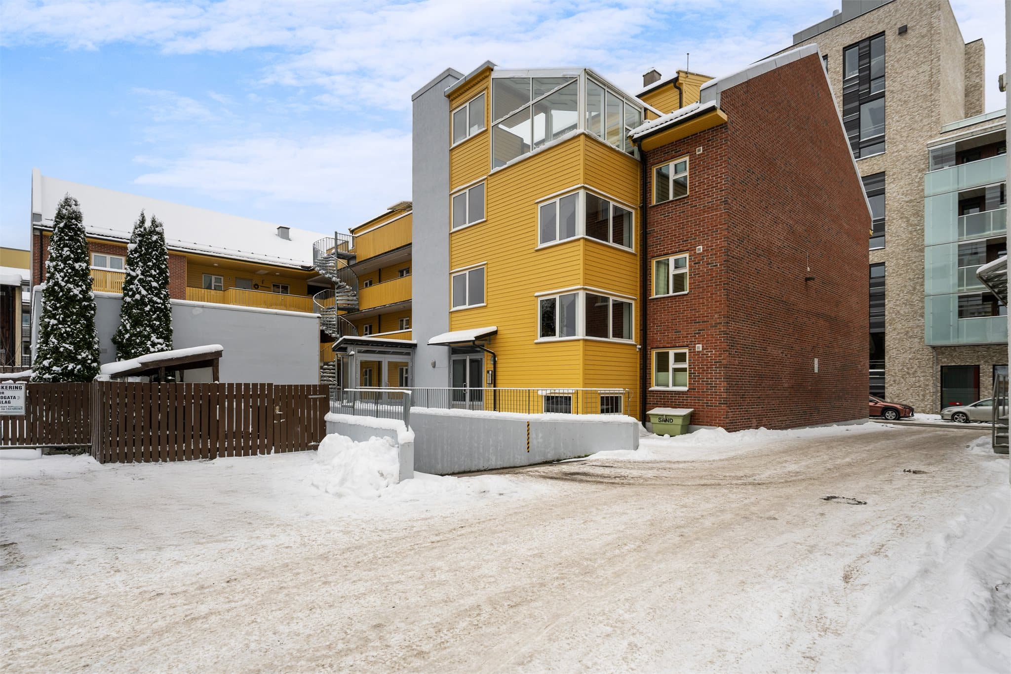 Med nærhet til butikker, kaféer, kollektivtransport og alt Lillestrøm sentrum tilbyr, er dette et sted hvor både praktiske behov og livskvalitet ivaretas på en flott måte. Her er det lett å føle seg hjemme!