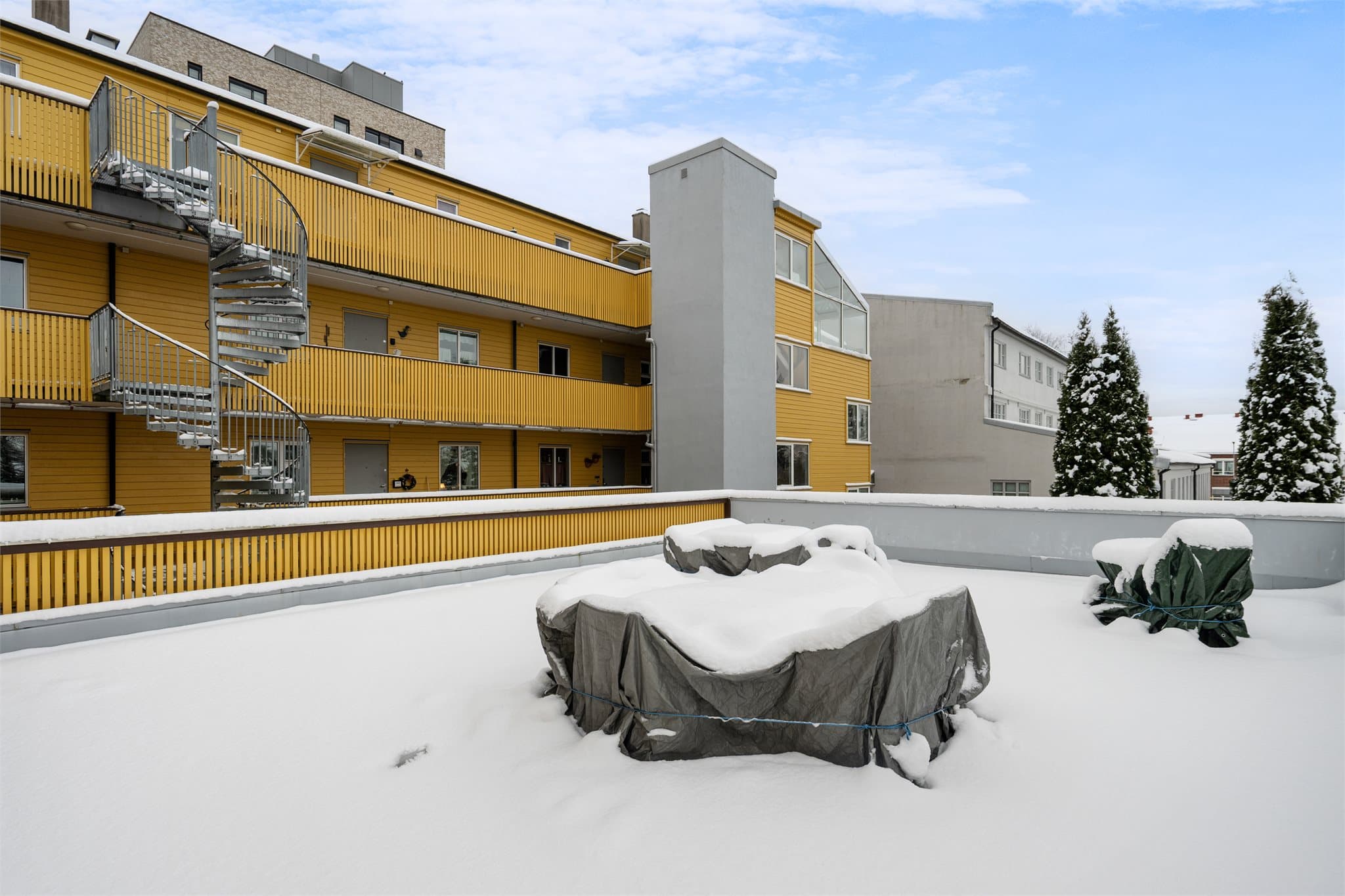 Borettslaget har praktiske fasiliteter som heis, felles garasjekjeller og gode uteområder som inviterer til både avslapning og sosialt samvær.