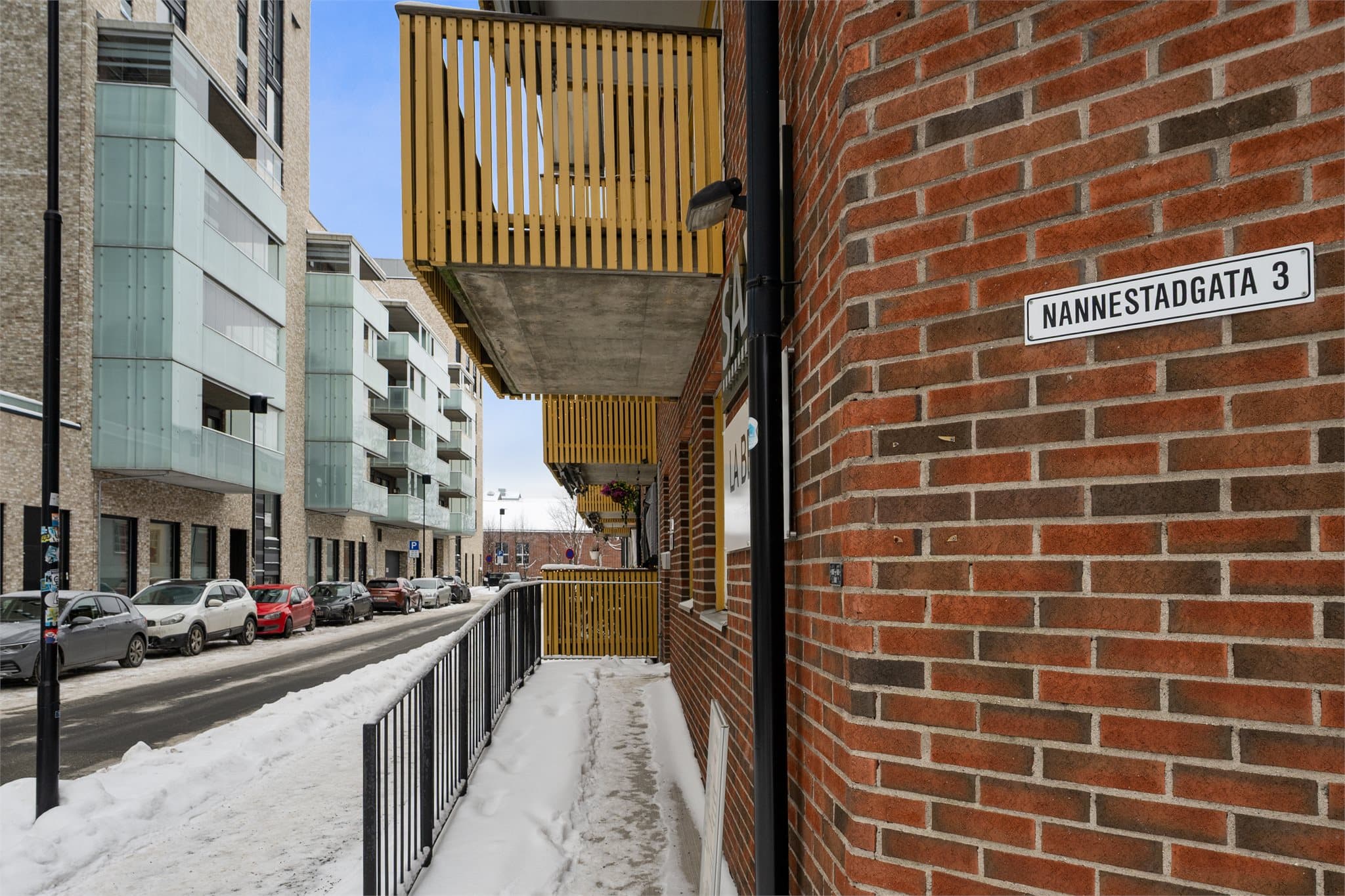 Nannestadgata borettslag ligger sentralt og attraktivt i hjertet av Lillestrøm – et rolig og trivelig bomiljø med kort vei til byens puls. Her bor du omgitt av velstelte fellesområder, hyggelige naboer og en god atmosfære som gjør hverdagen trivelig.