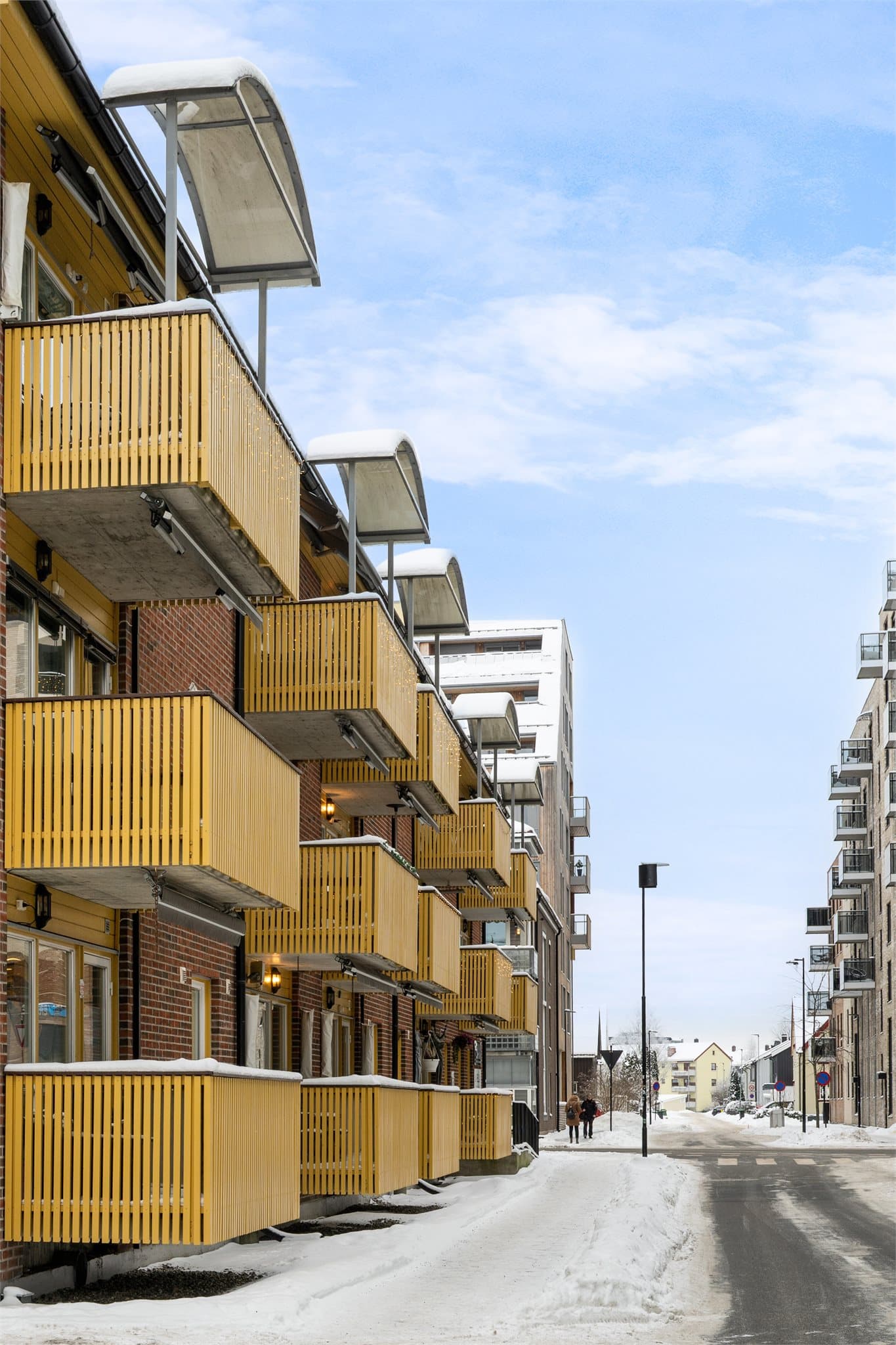 Balkongen ligger i 2. etasje, er overbygd og har en attraktiv plassering helt på enden av den teglsteinsbelagte fasaden.