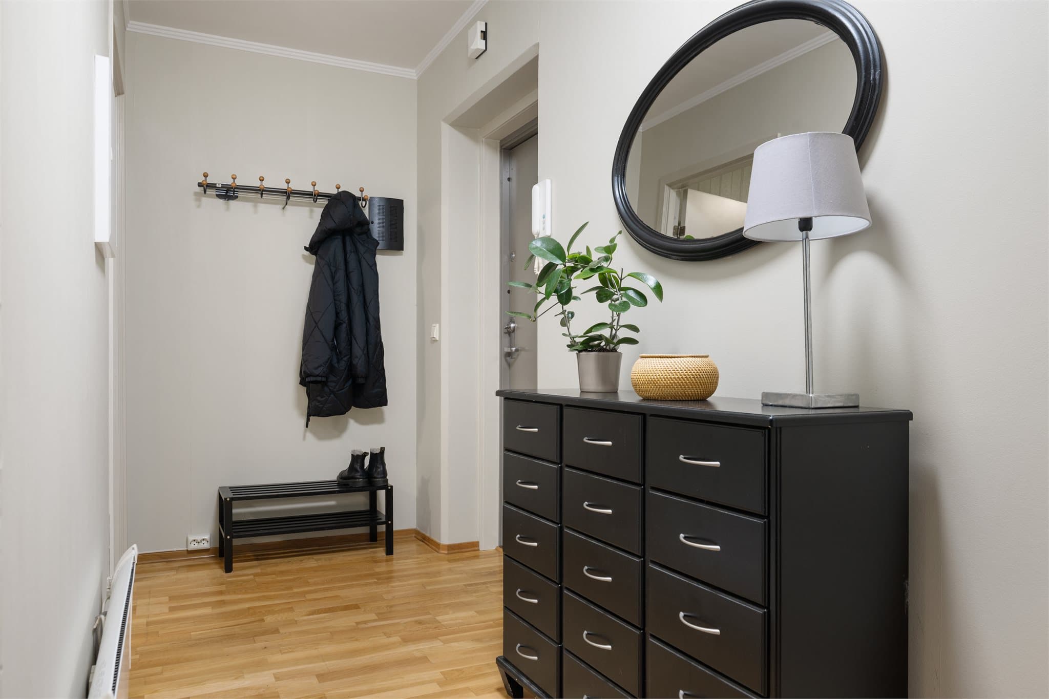 Fra entréen er det direkte adkomst til leilighetens soverom, noe som gir en funksjonell og gjennomtenkt planløsning.