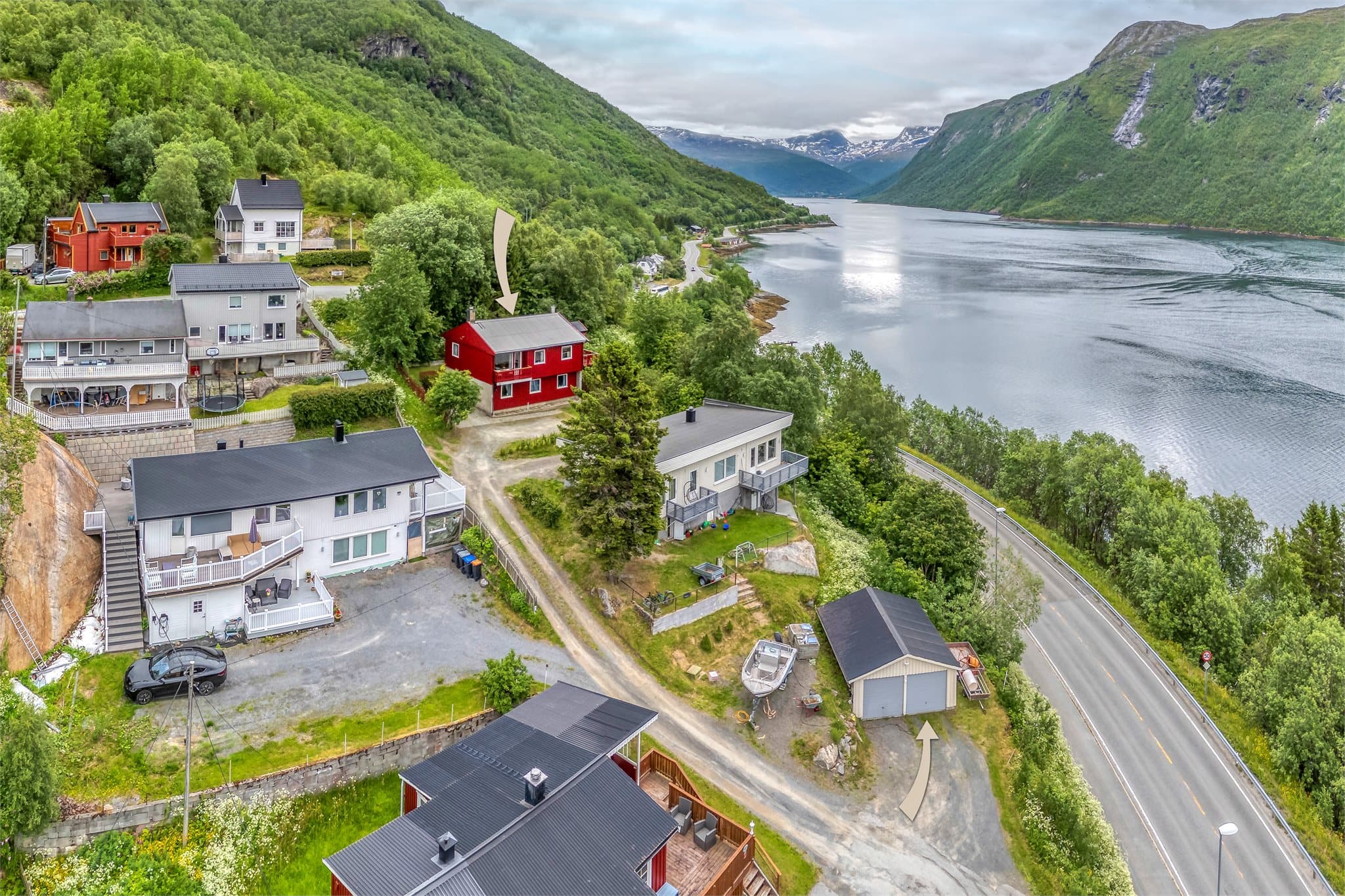 Eiendommen inkluderer enebolig, garasje og en frittstående utebod.