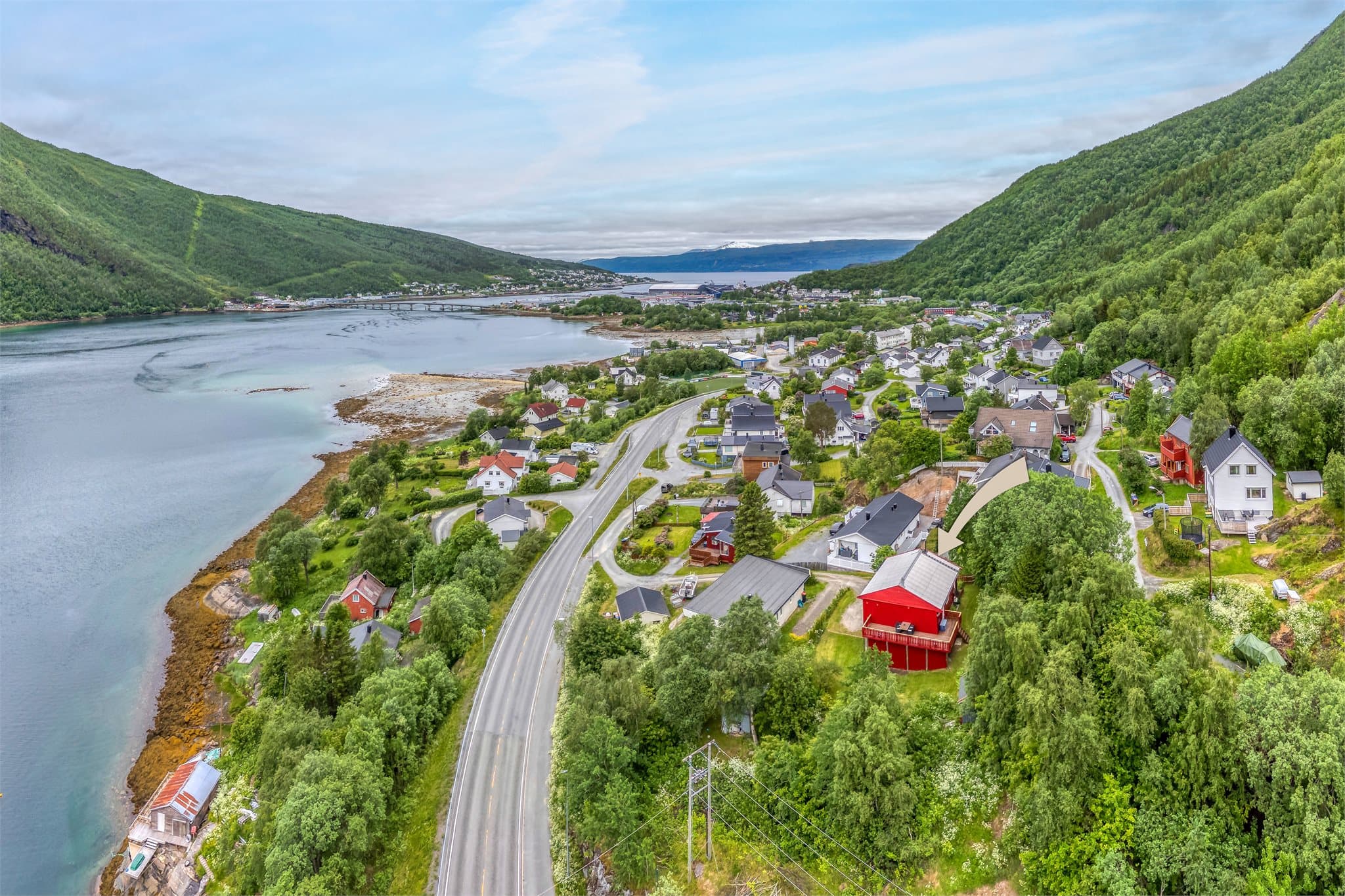 Bussholdeplassen Kvitsandøra er kun 2 minutters gange unna.