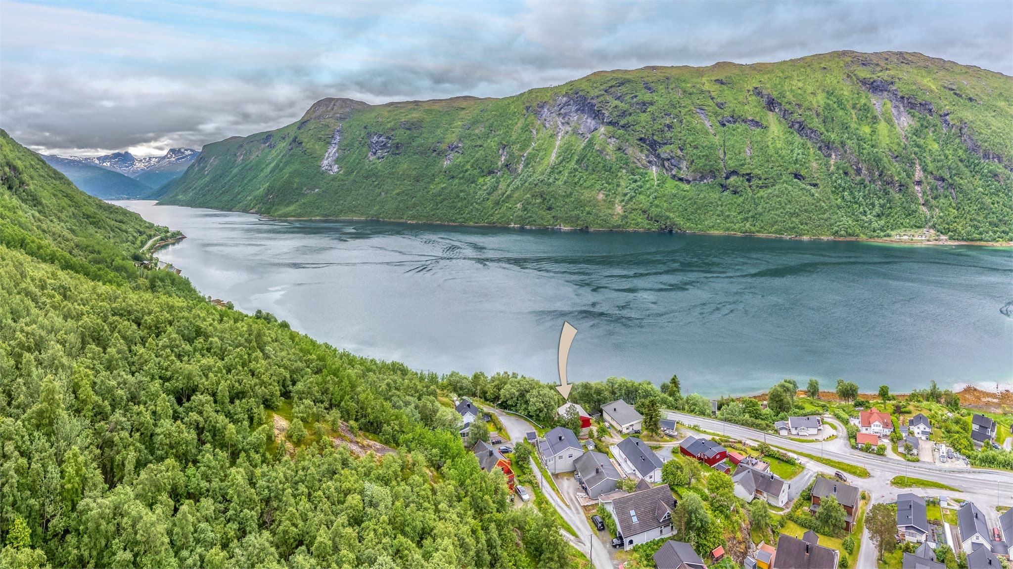 Området er beskrevet som stille og rolig med god utsikt over sjøen.