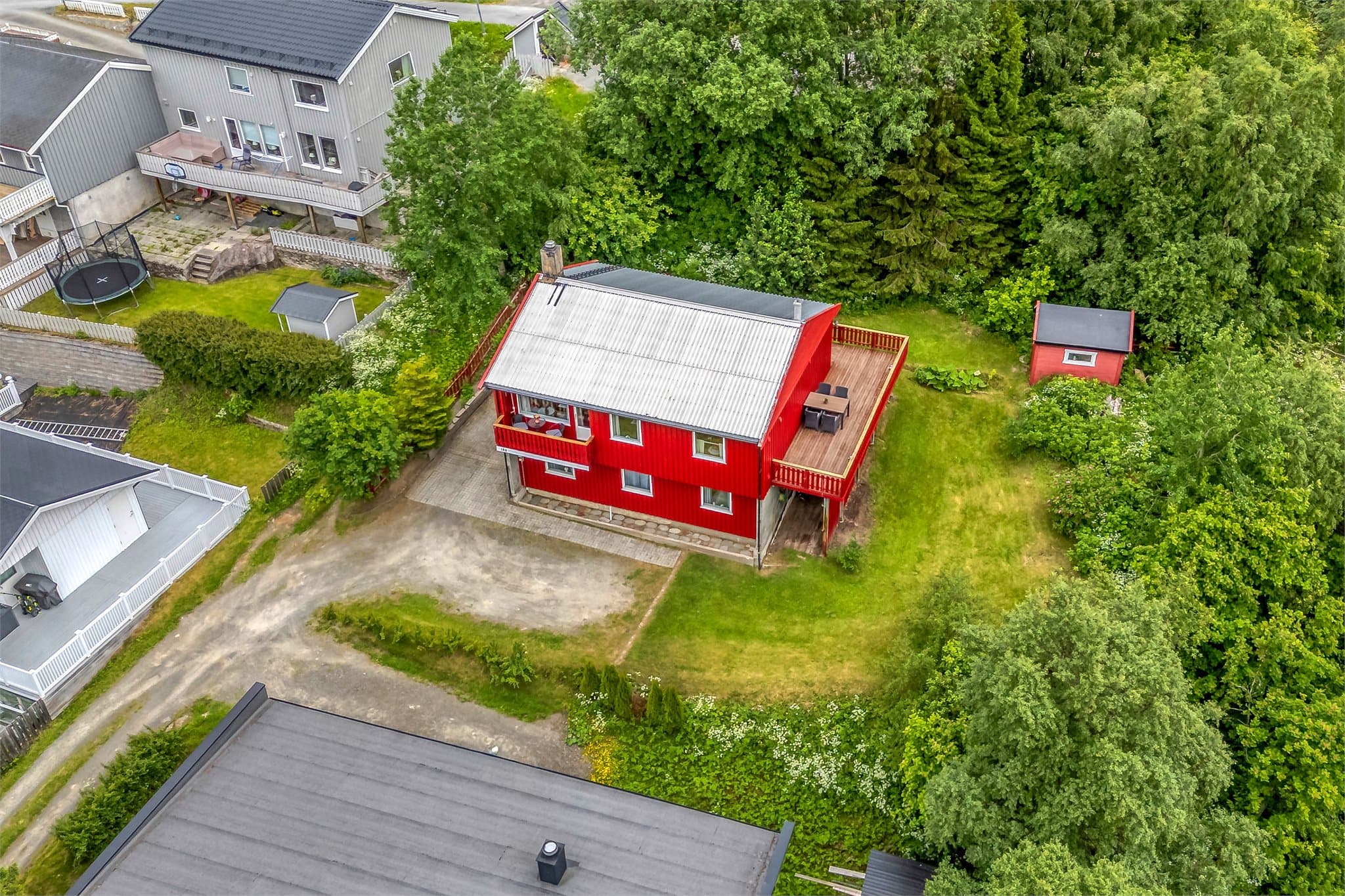 Eiendommen har en stor hage og gode uteområder.