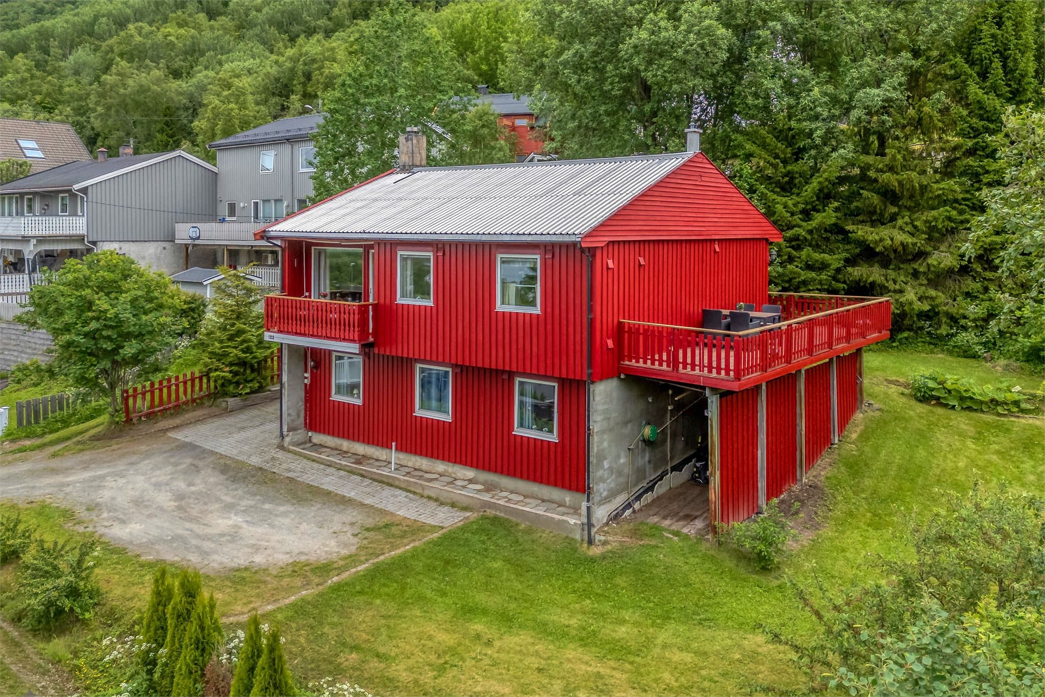 Stor terrasse på 31 m² i impregnerte trekonstruksjoner, med god plass for utemøbler.