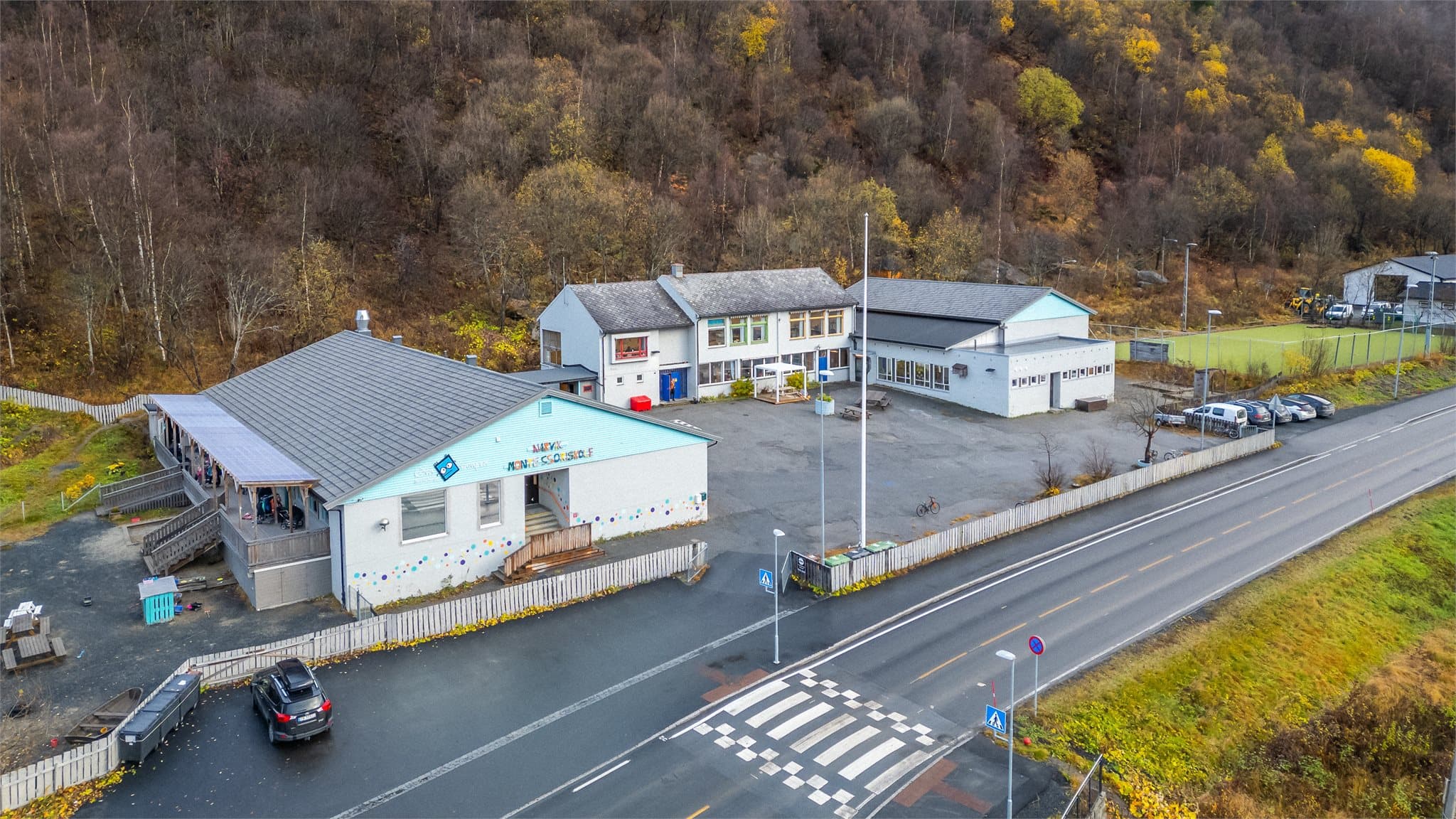 Barnehage og Narvik Montessoriskole ligger bare én kilometer fra eiendommen.