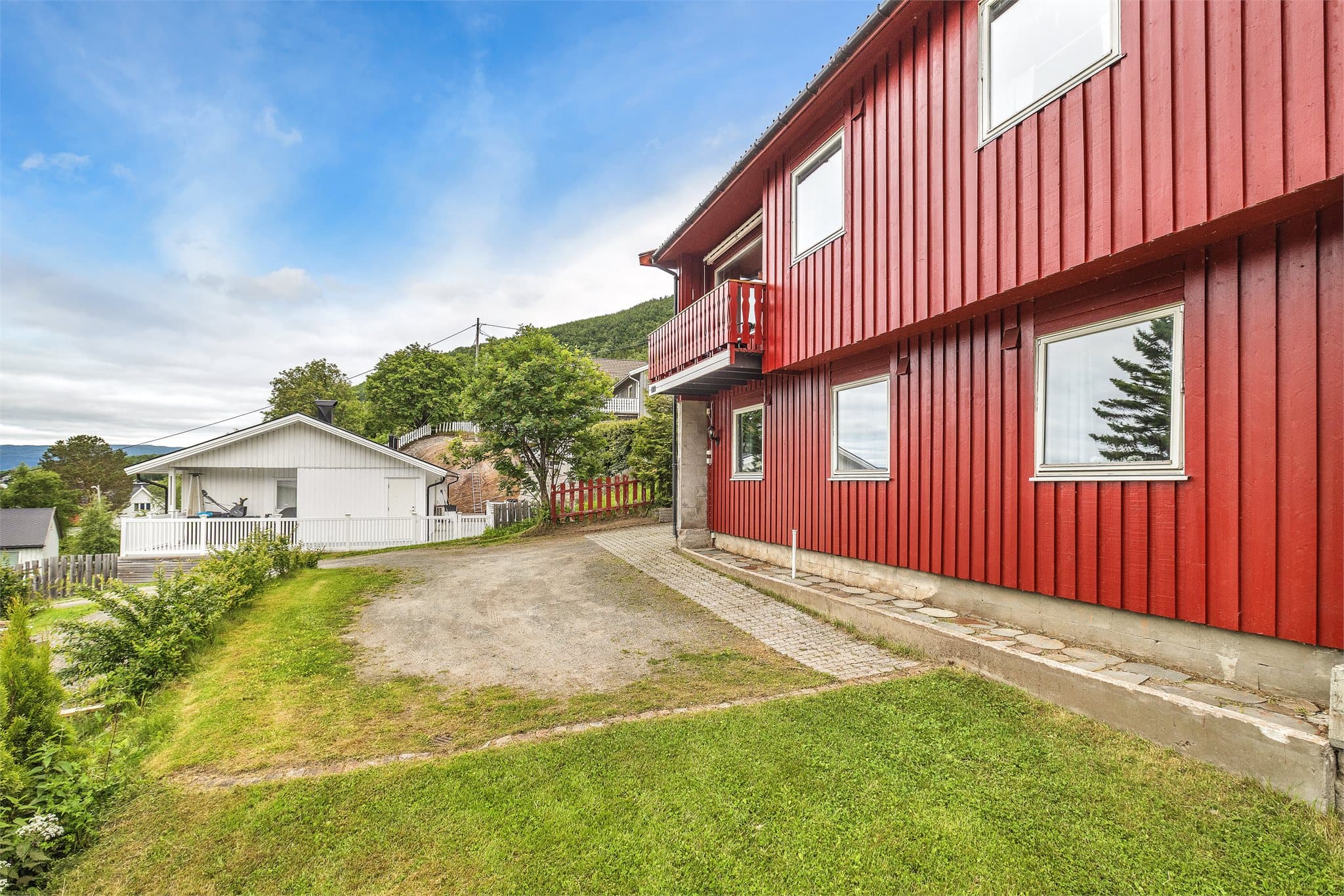 Fasaden har stående bordkledning.