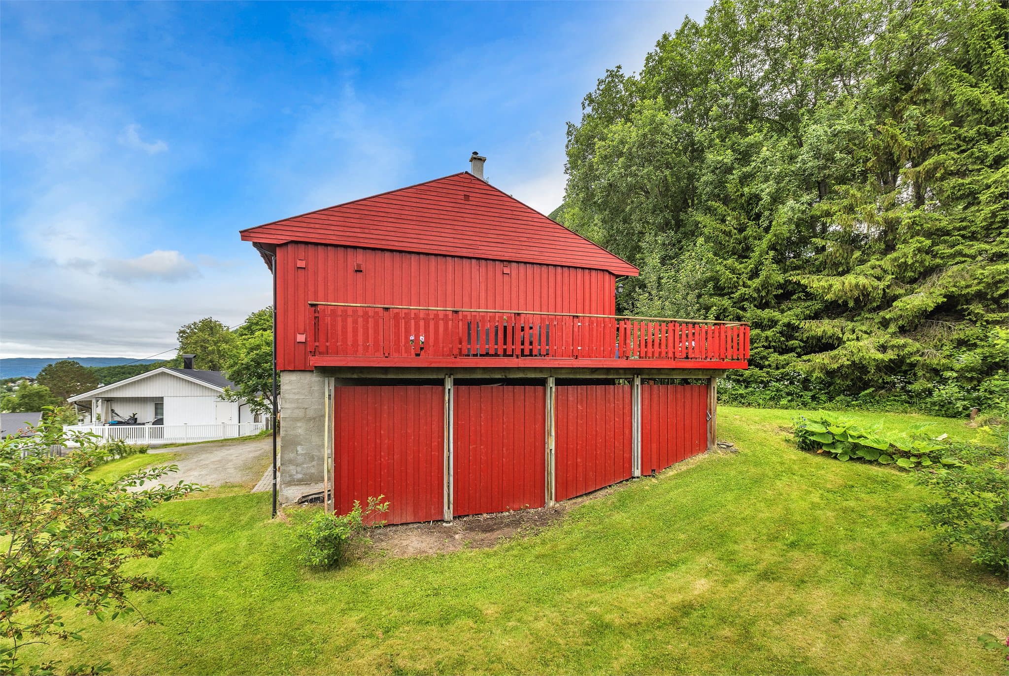 Eiendommen ligger høyt og fritt i terrenget.