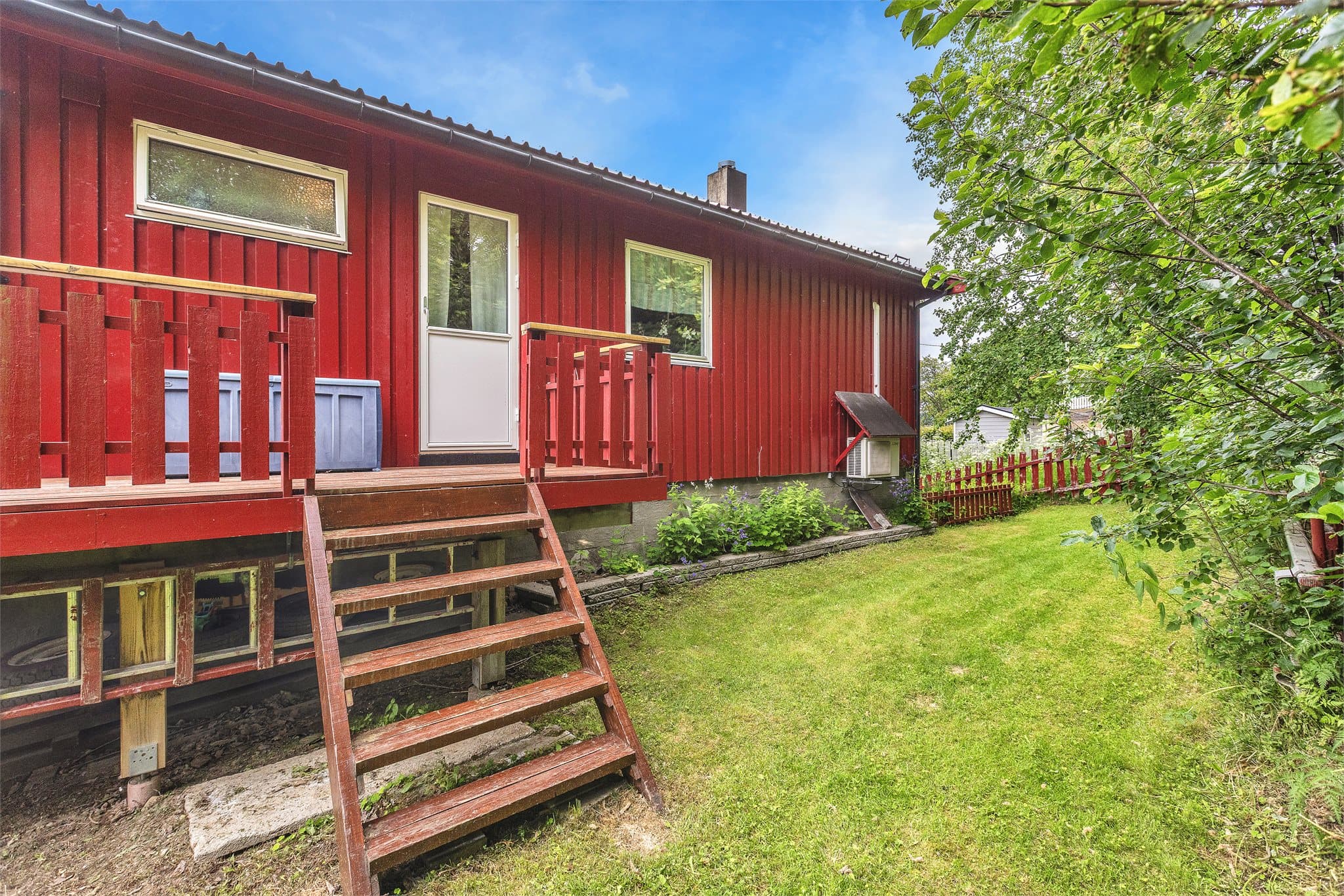 Tretrapp i impregnert trevirke fra hagen opp til terrassen.
