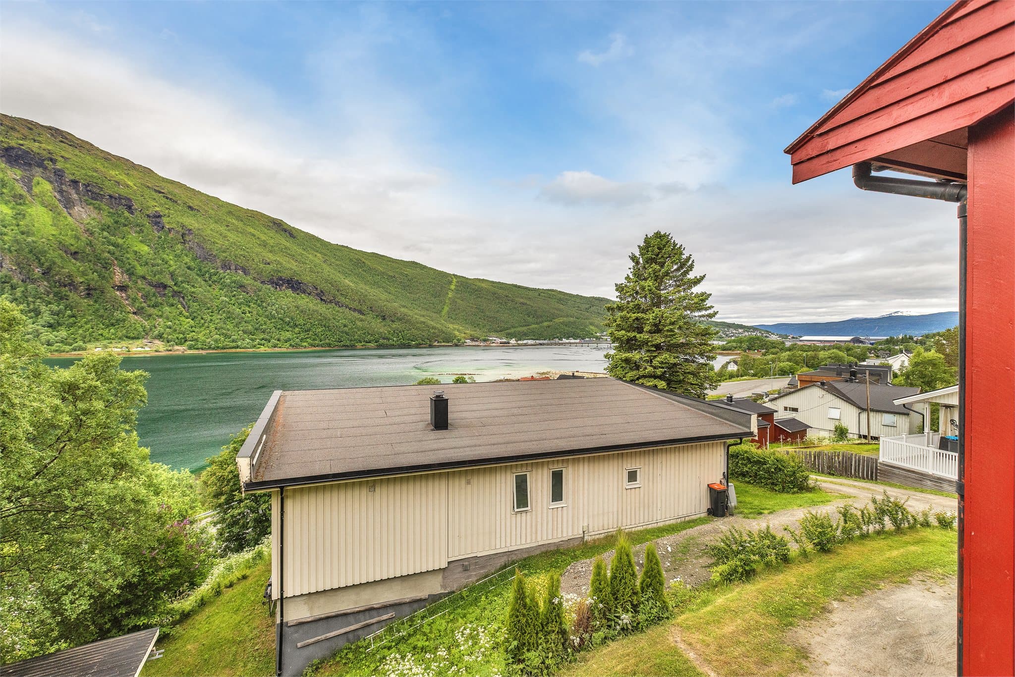 Eiendommen ligger i et skrånende terreng som gir godt utsyn.