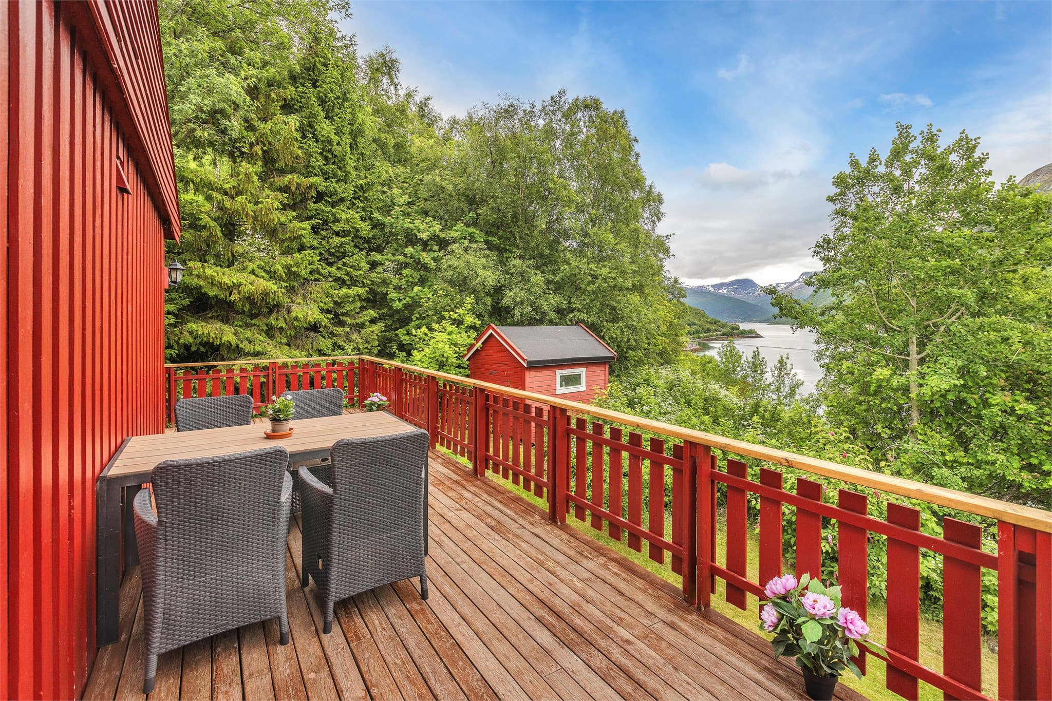 Terrassen er en naturlig forlengelse av stuen i sommerhalvåret.