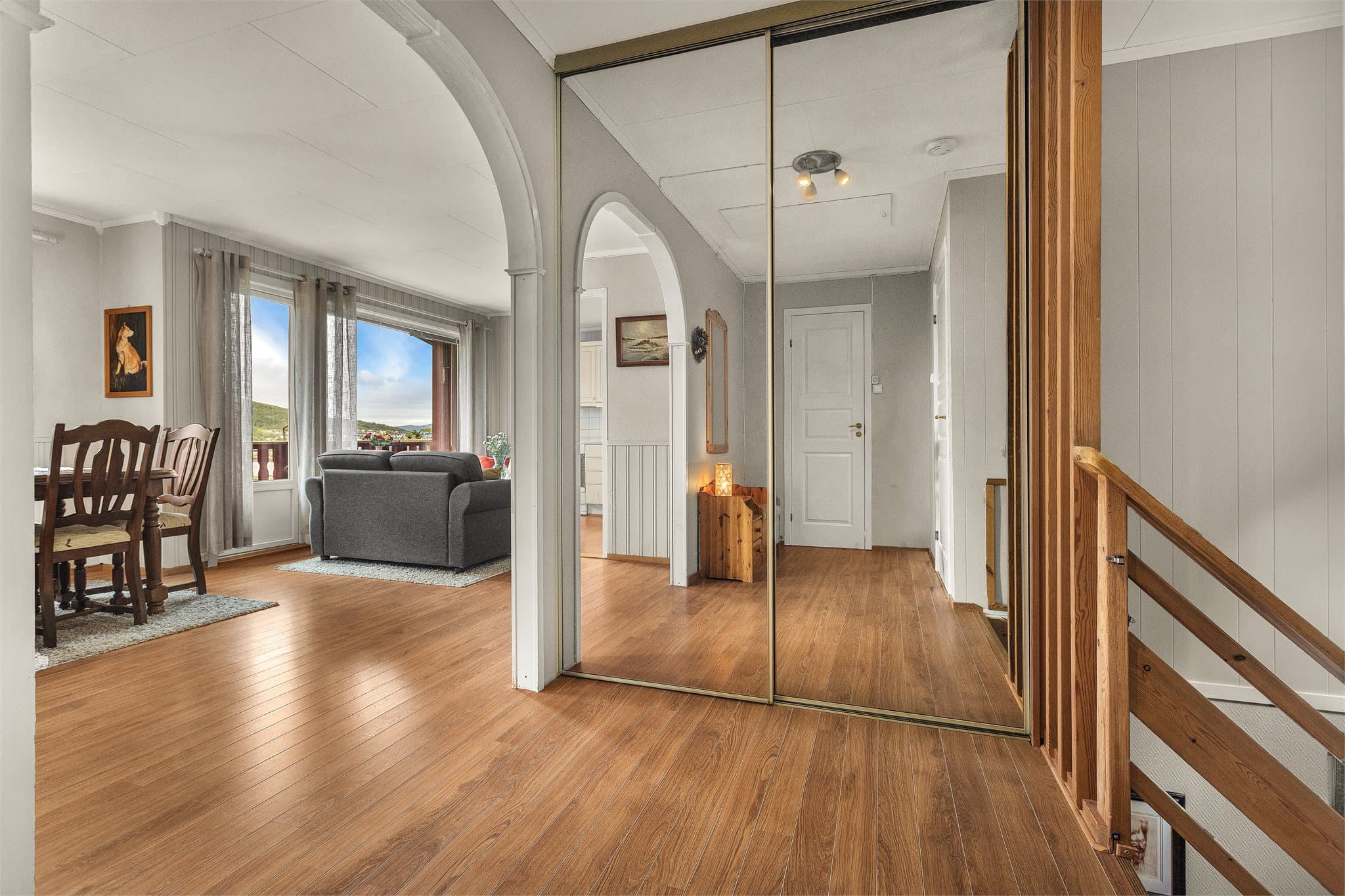 Skyvedørsgarderobe med speilfronter gir rikelig med oppbevaringsplass.