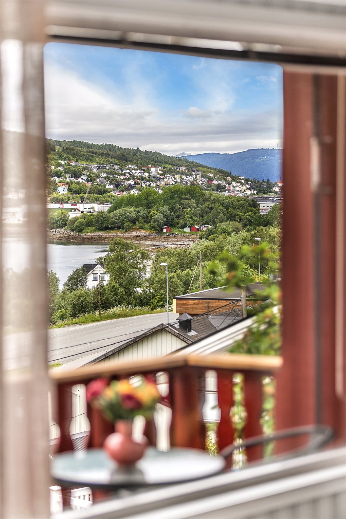 Fra vinduene i stuen har man utsikt over nærområdet og fjorden.