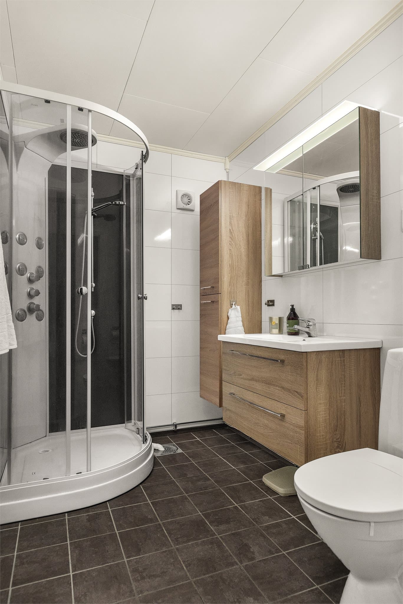 Badet i underetasjen ble oppgradert i 2023.