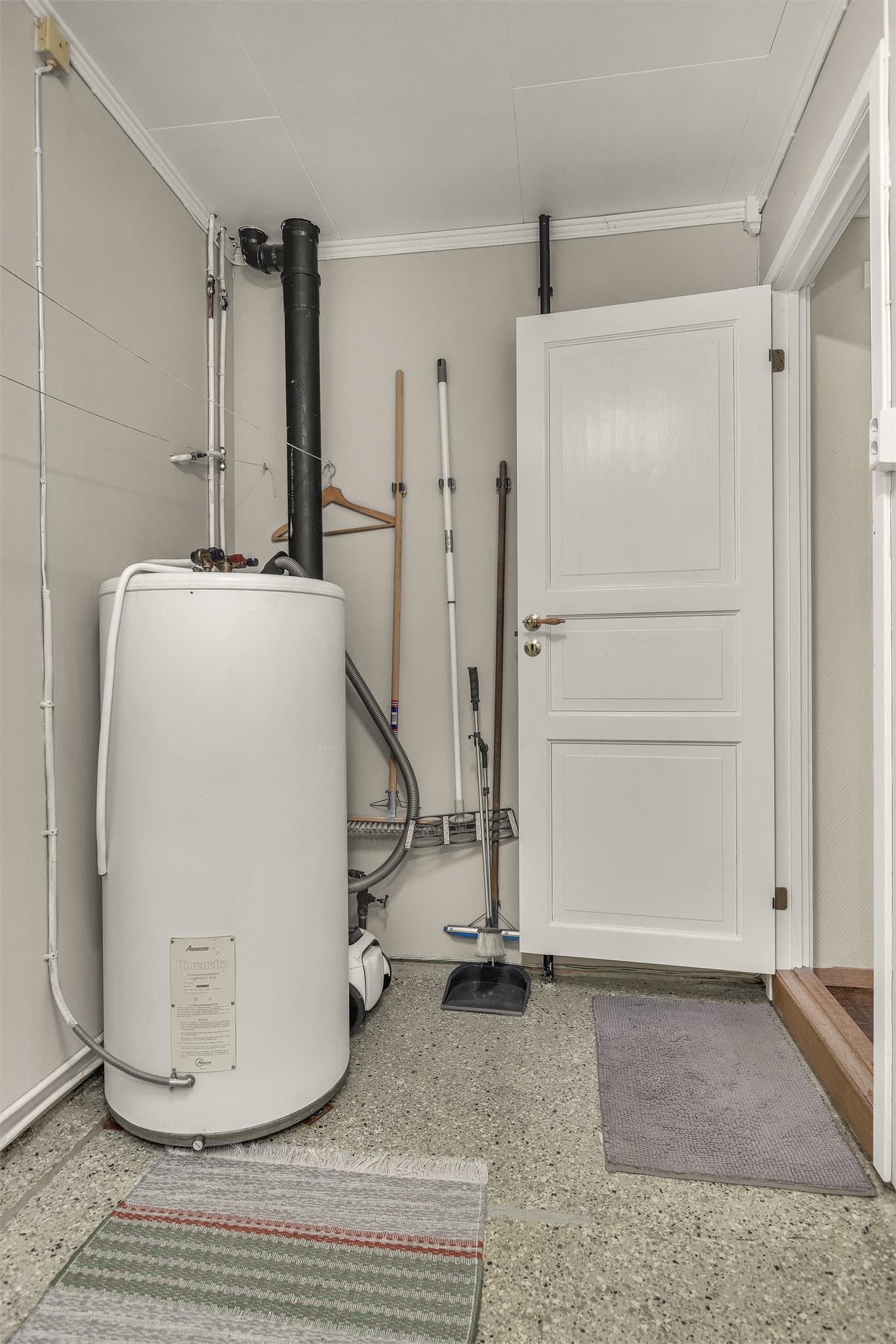 Varmtvannstanken på ca. 200 liter er plassert på vaskerommet.