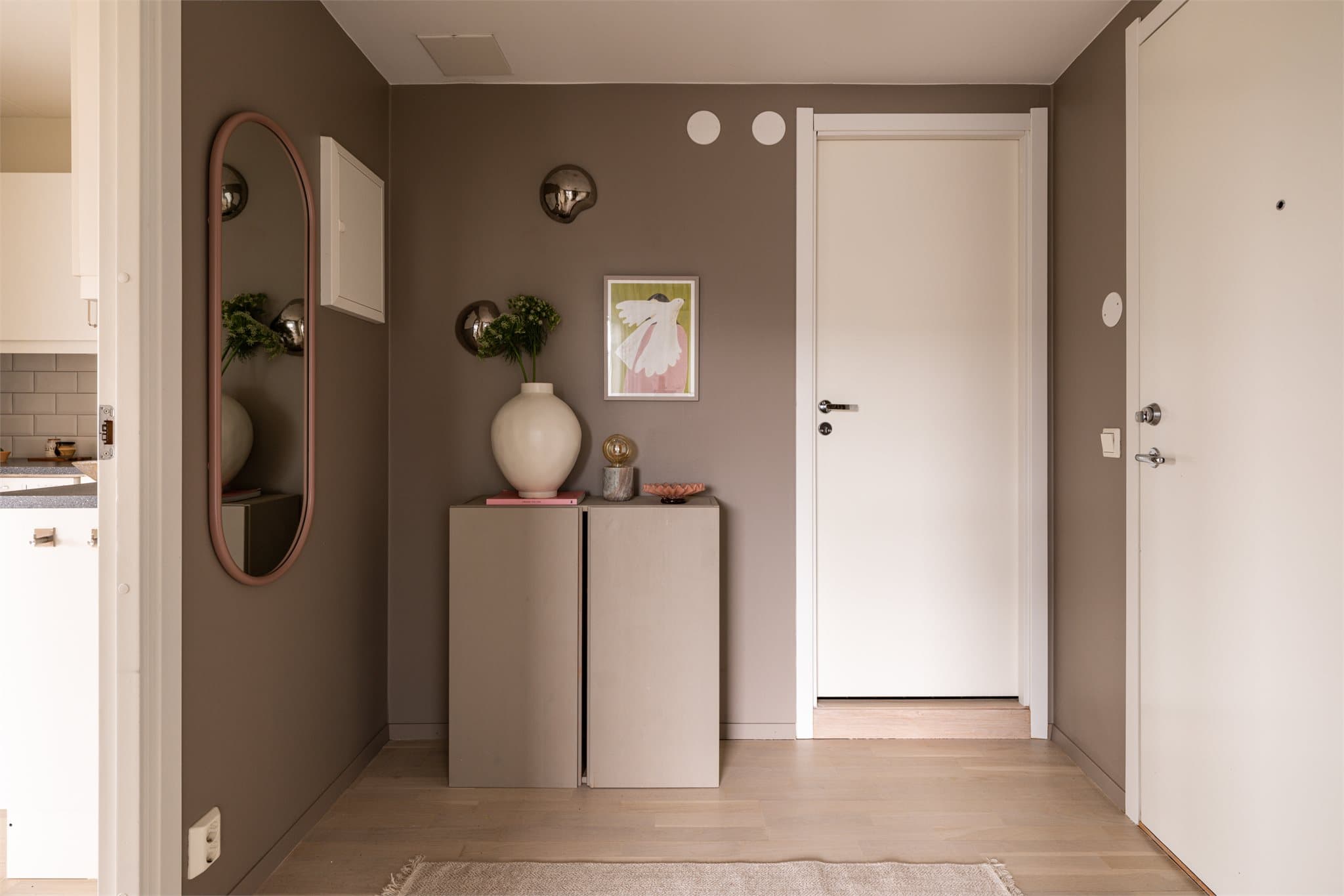 Praktisk entré med 3-stavs parkett og plass til yttertøy.