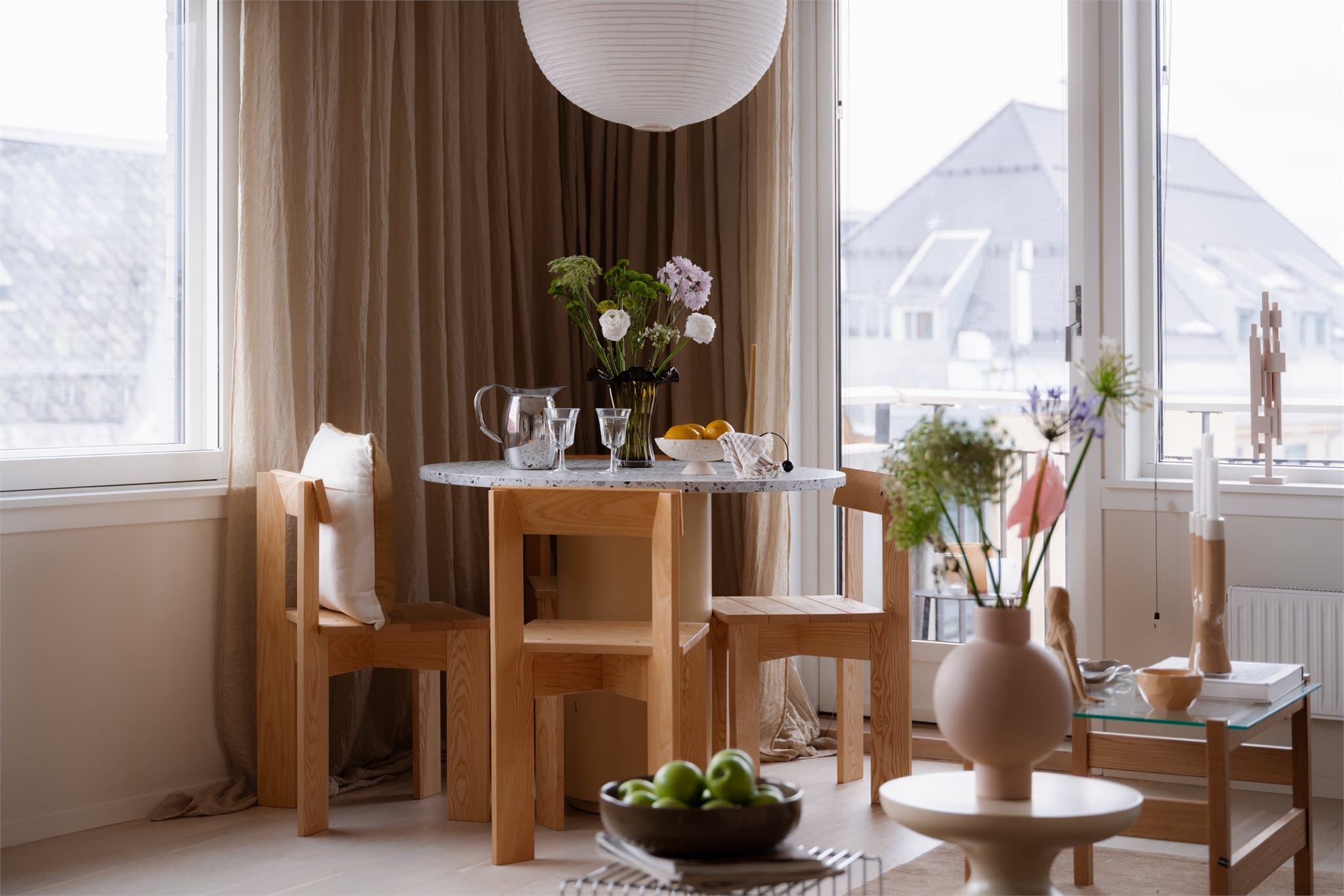 Her er det god plass til både sofagruppe og spisebord.