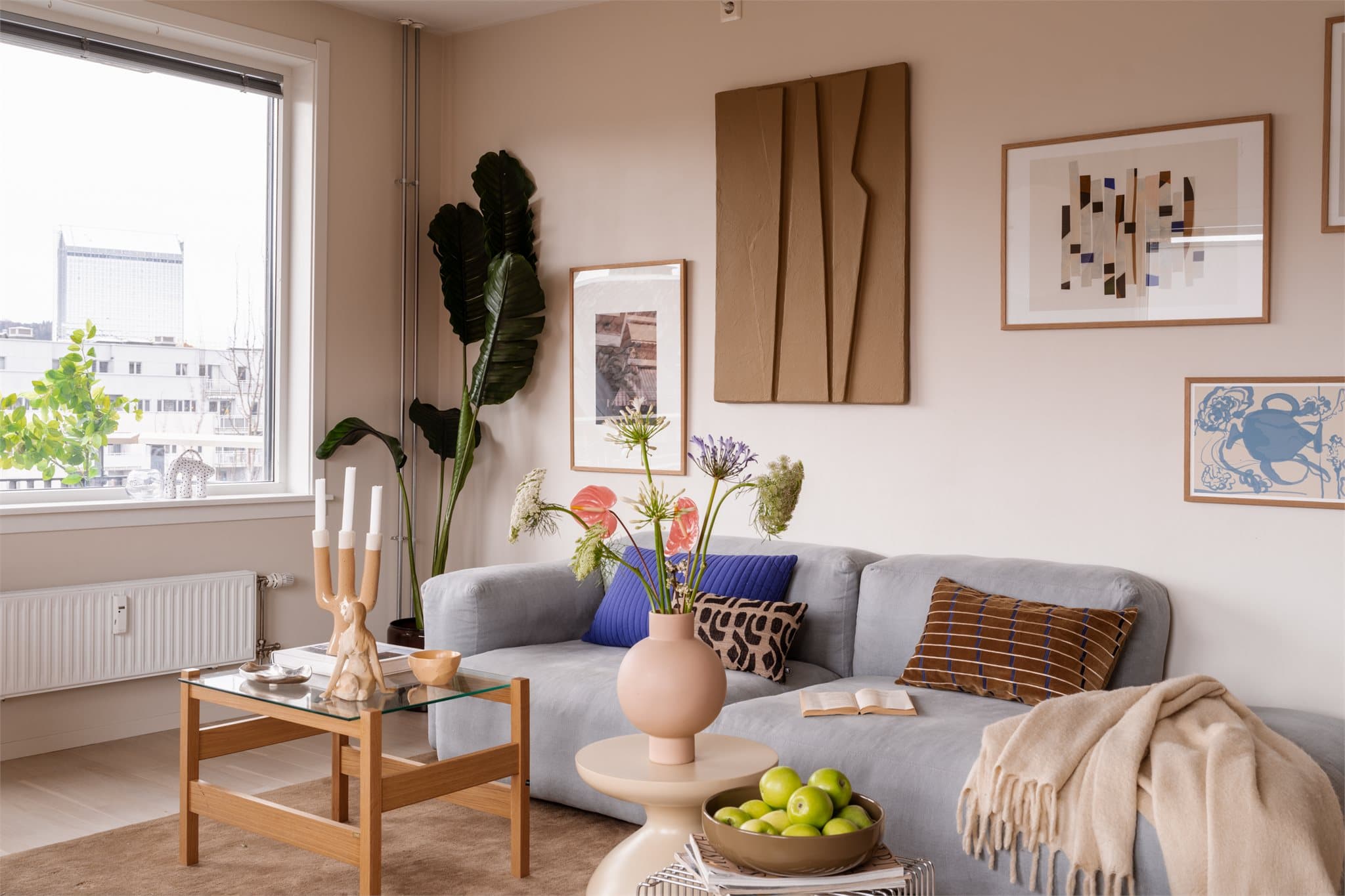 Takhøyden på cirka 2,5 meter bidrar til en luftig romfølelse.