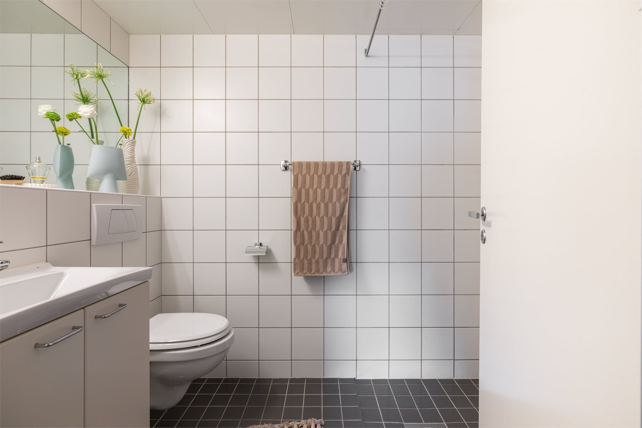 Badet er utstyrt med servant med ettgreps blandebatteri.