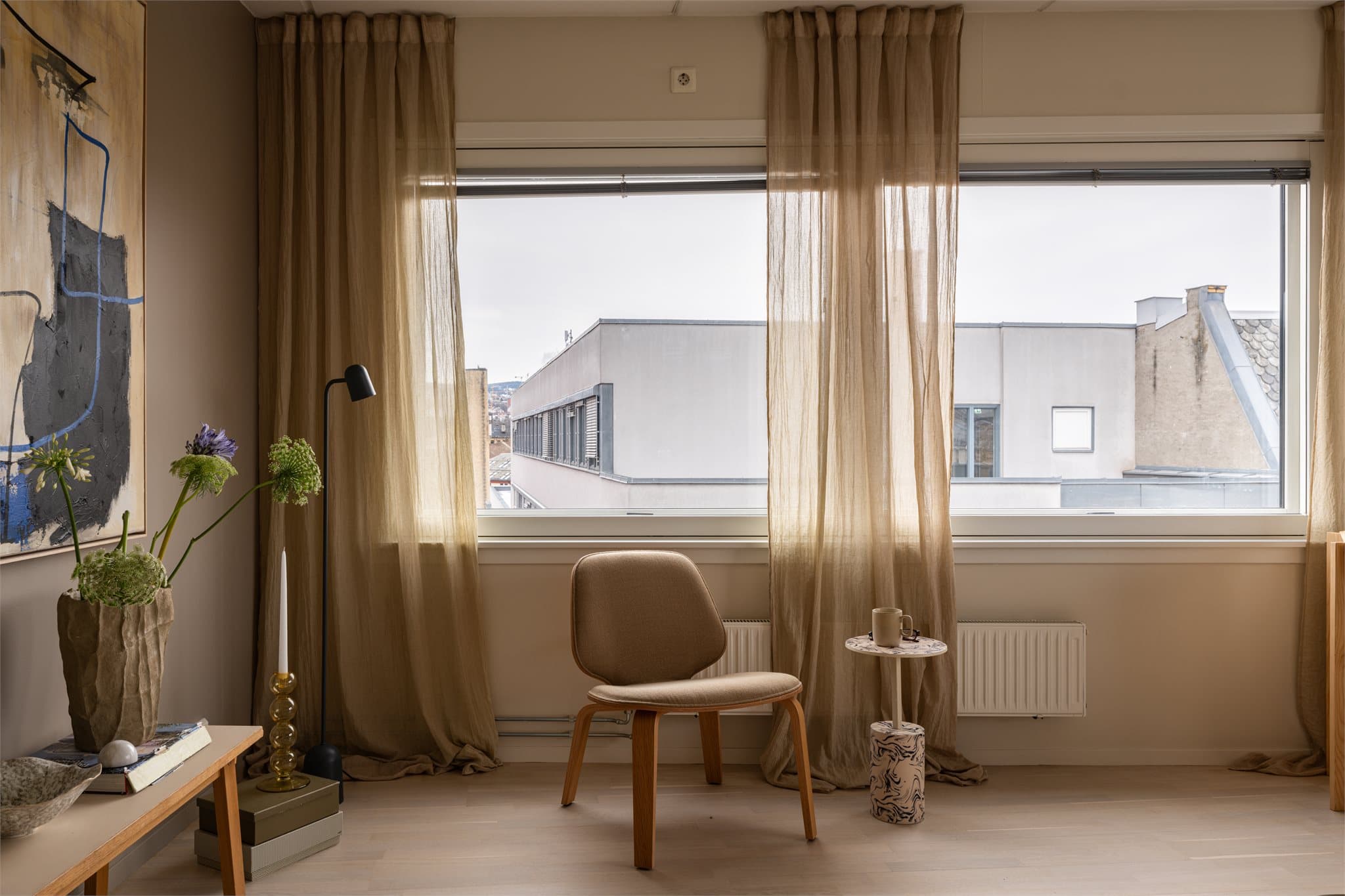 Oppvarming via radiatorer tilknyttet fjernvarme er inkludert i felleskostnadene.