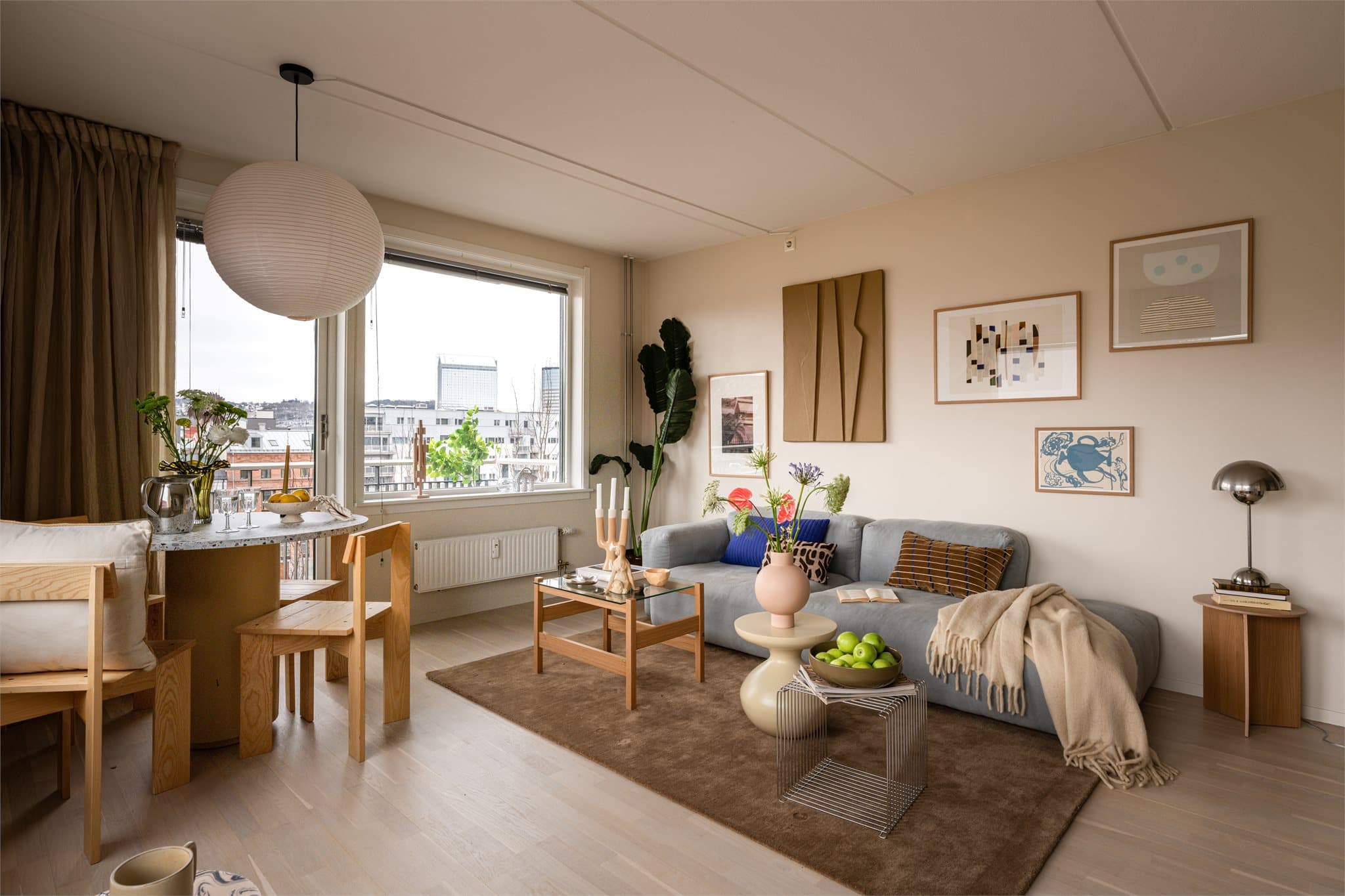 Leiligheten har en gjennomgående 3-stavs parkett på gulvene.