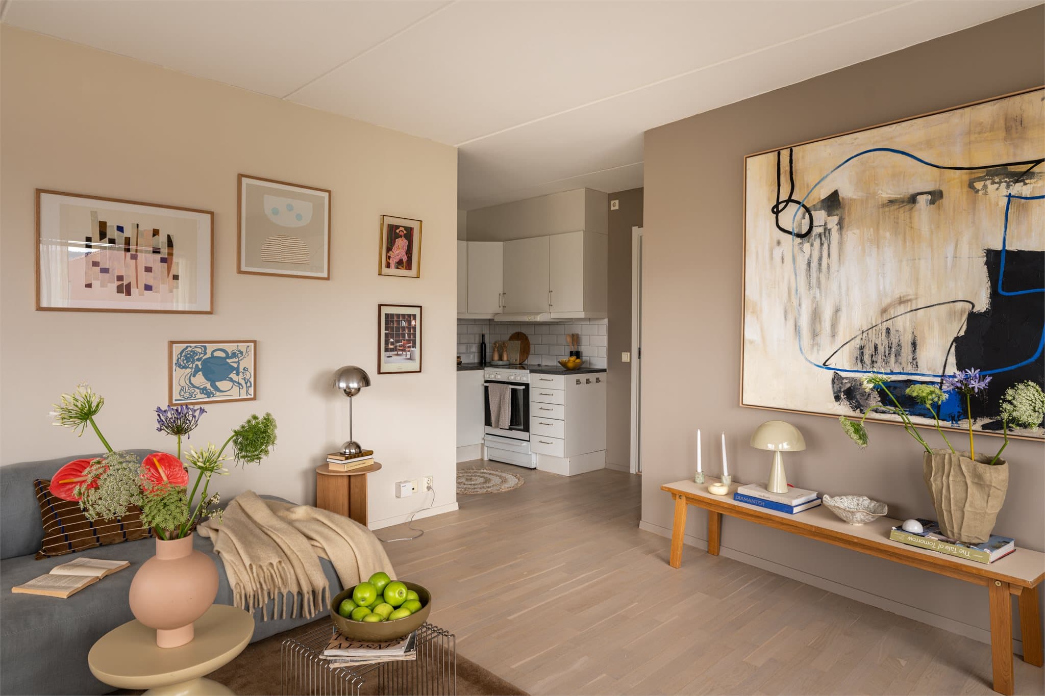 Fra stuen er det en delvis åpen løsning inn mot kjøkkenet.