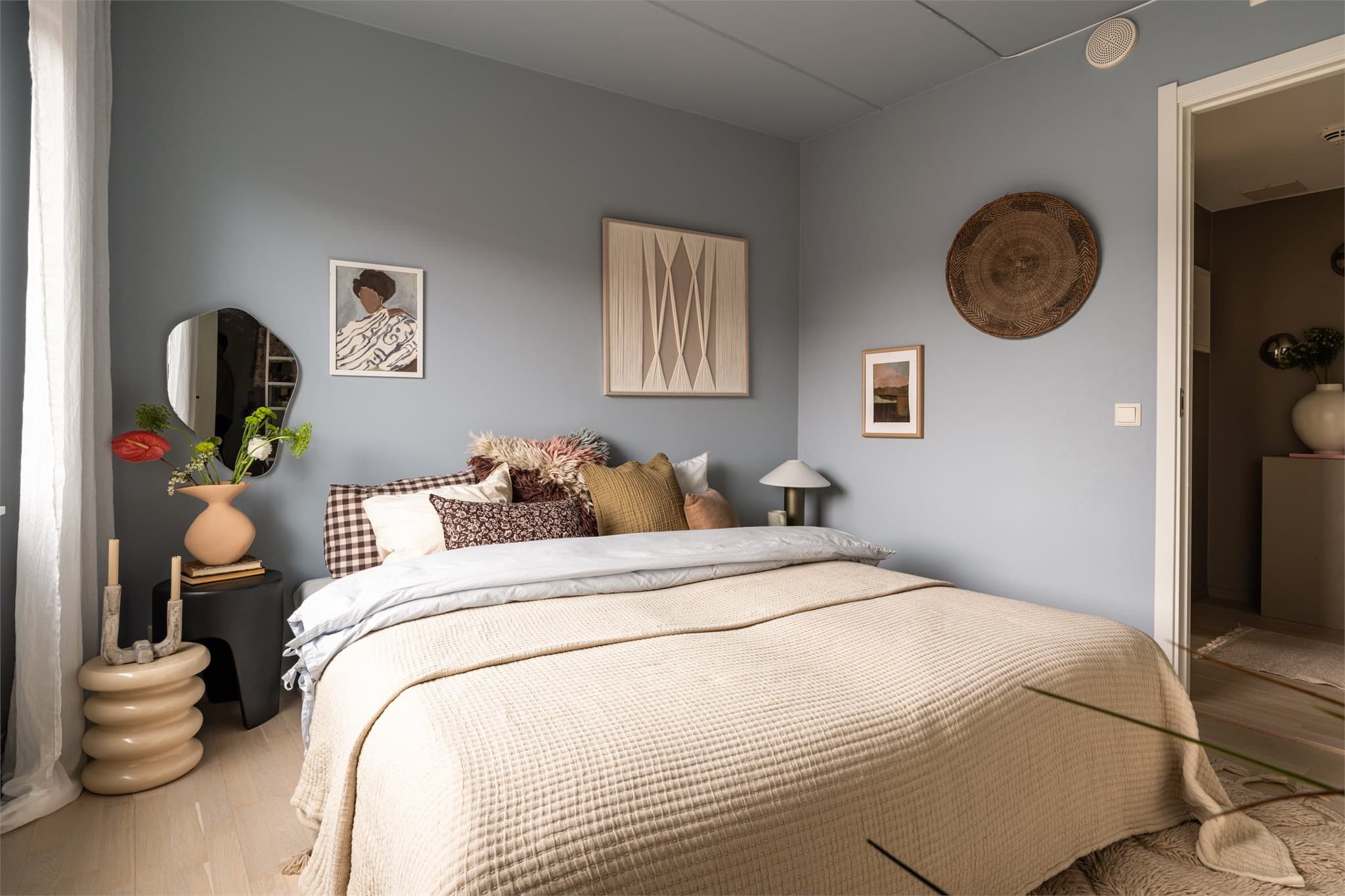 Soverommet er romslig og har god plass til dobbeltseng med tilhørende nattbord.