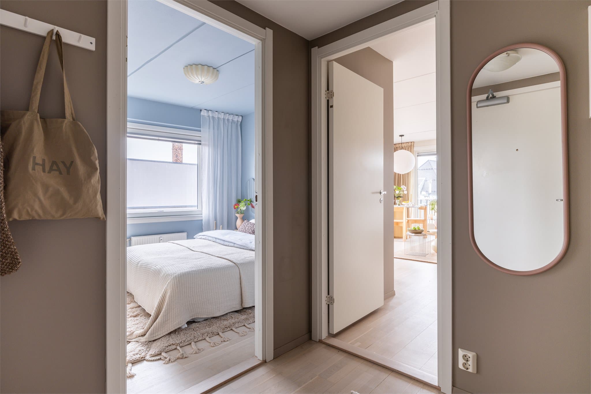 Fra entreen er det adkomst til leilighetens private rom.