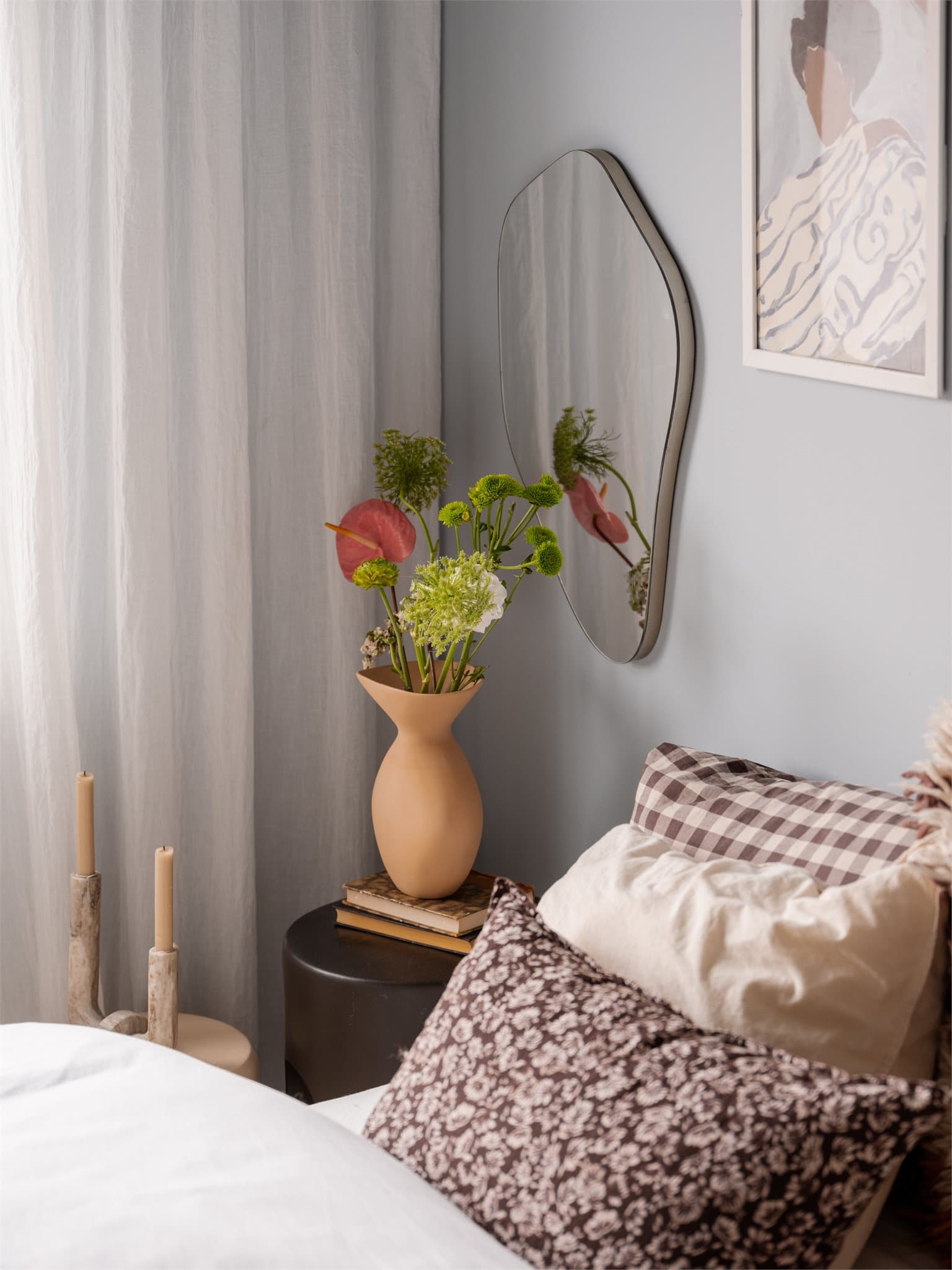 Soverommet har plass til nattbord på begge sider av sengen.