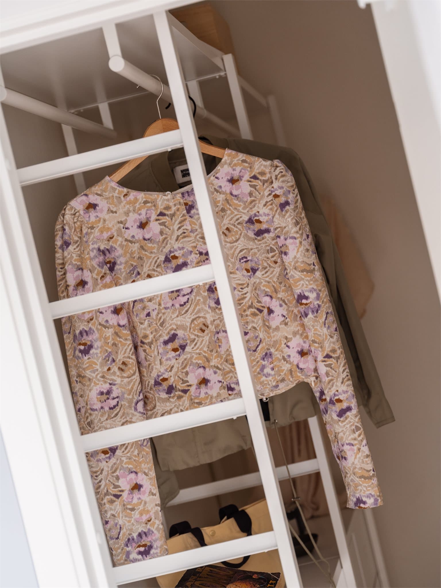 Den innvendige boden gir fleksible lagringsmuligheter.