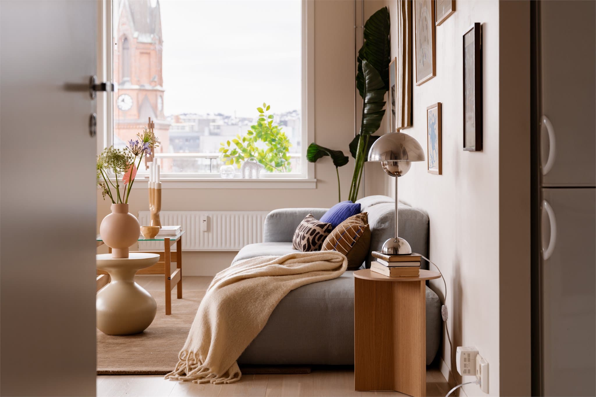 Fra kjøkkenet har du god oversikt over stuen.