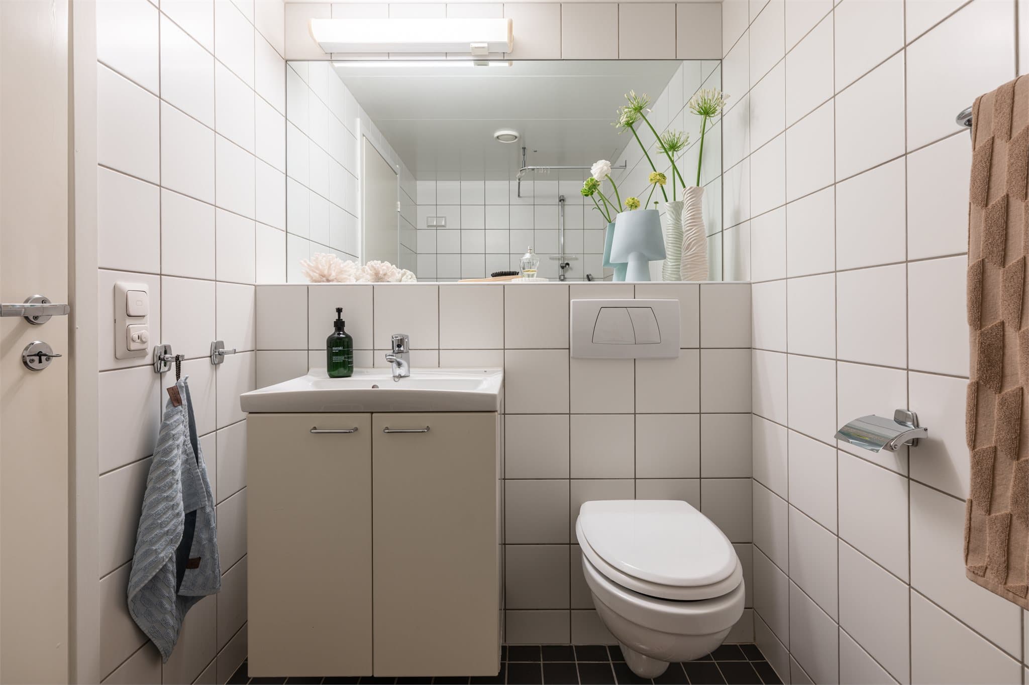 Baderomskabinen har mekanisk avtrekksventil som sikrer god ventilasjon.