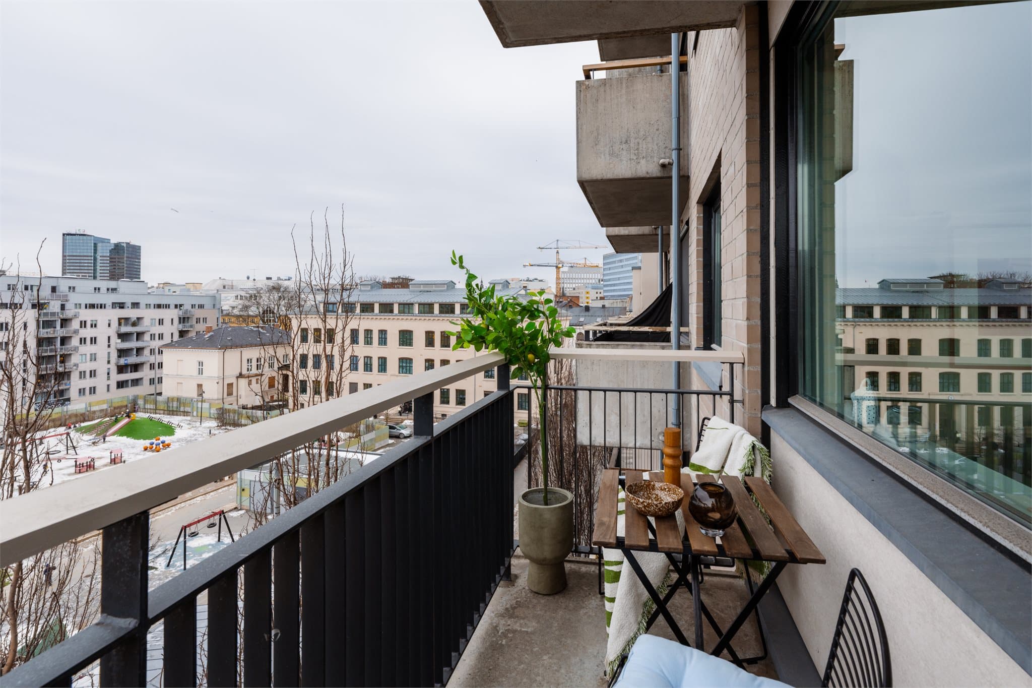 Den sydøstvendte balkongen på 3 m² har plass til en sittegruppe.