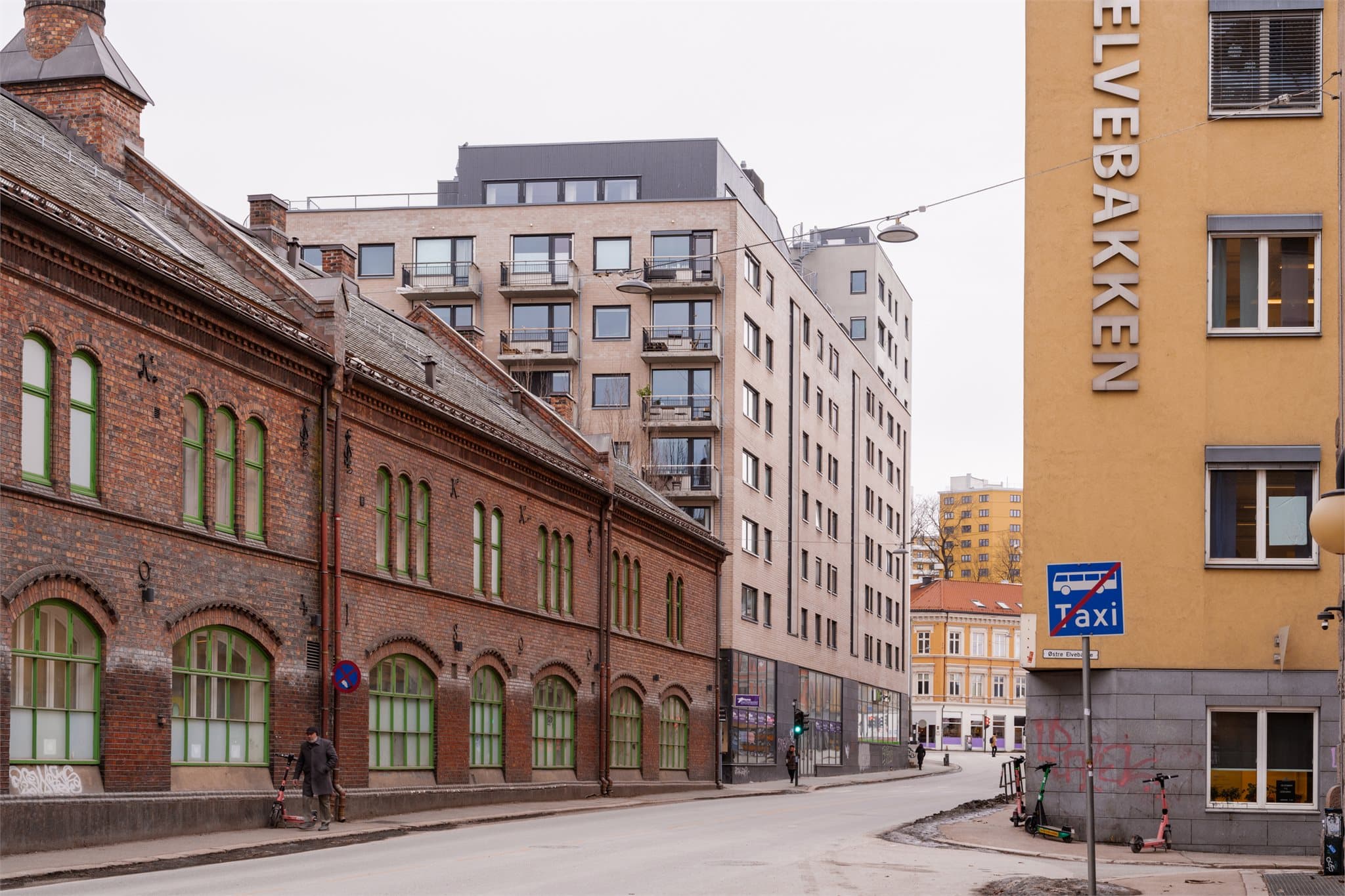 Kollektivtilbudet er suverent, med bussholdeplass kun et par minutter unna.