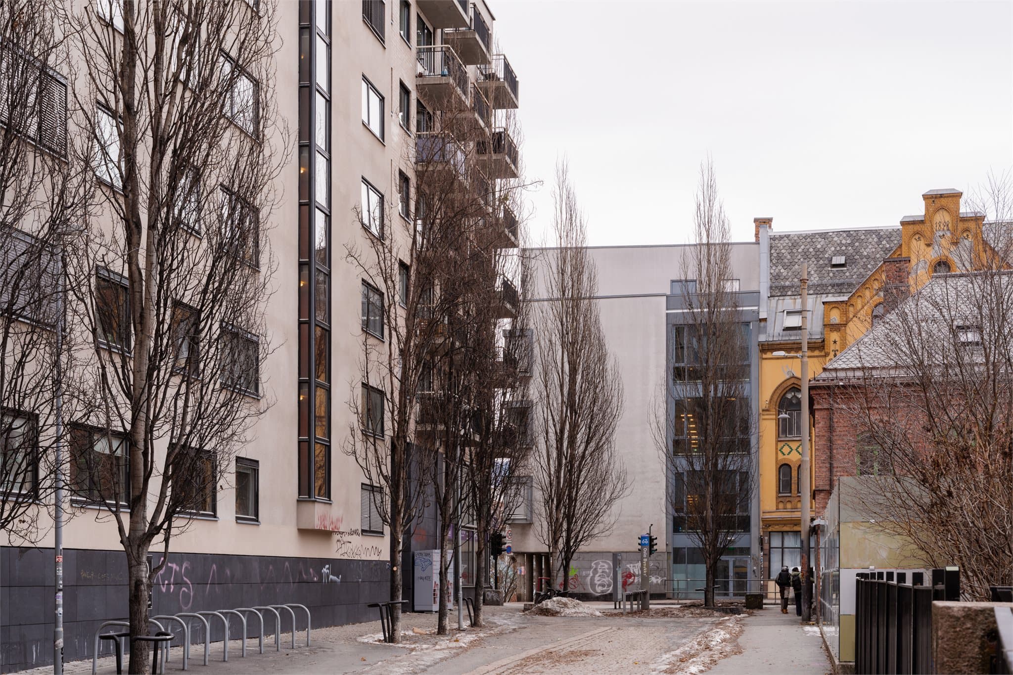 Fredensborgveien er utviklet til en trivelig miljøgate med beplantning og brede fortau.