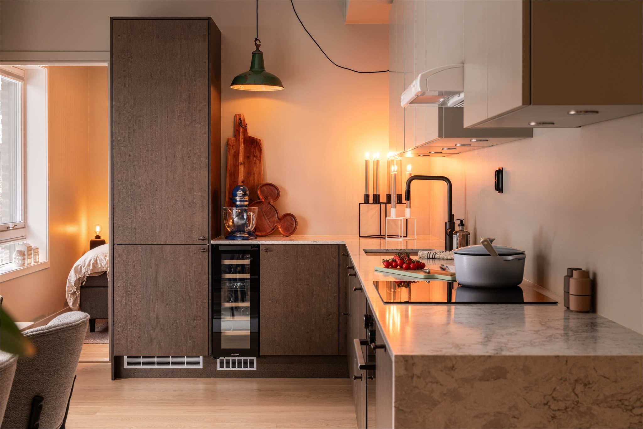 Påkostet designkjøkken med lekre detaljer og rikelig med arbeidsplass.