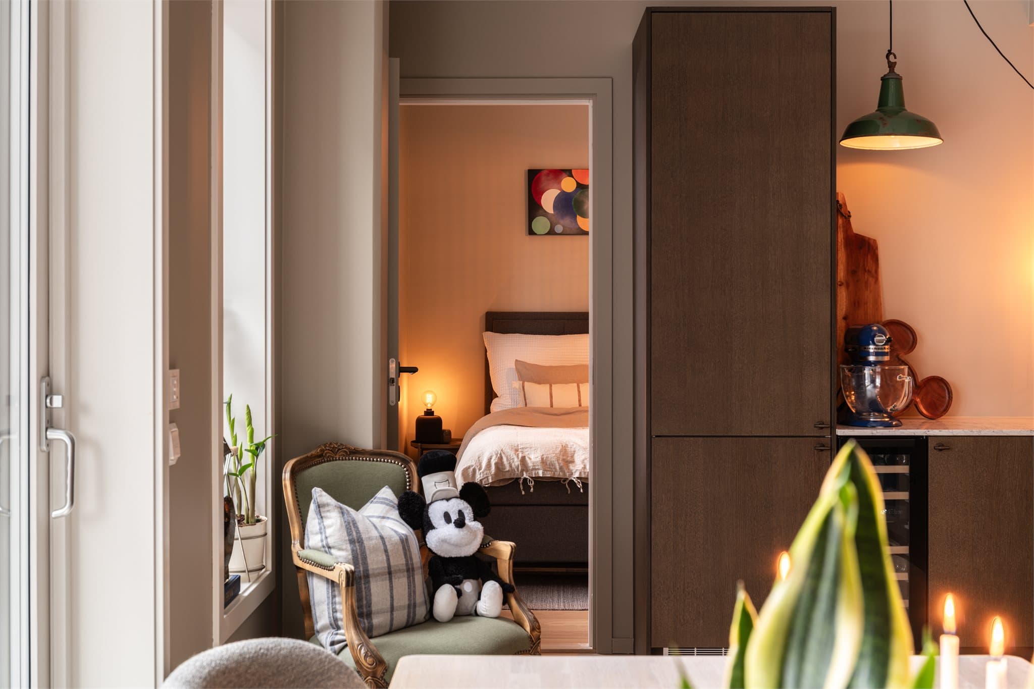 Leiligheten byr på to soverom, plassert i hver sin ende av boligen.