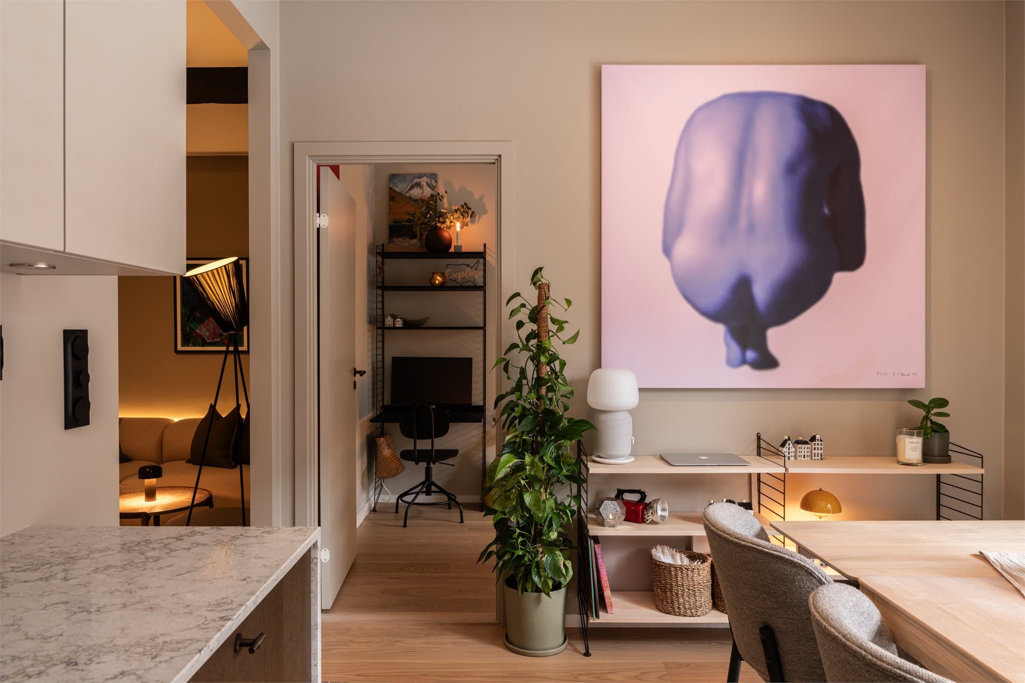 Planløsningen byr på naturlige soner, legg merke til stuen som ligger like innenfor kjøkkenet.