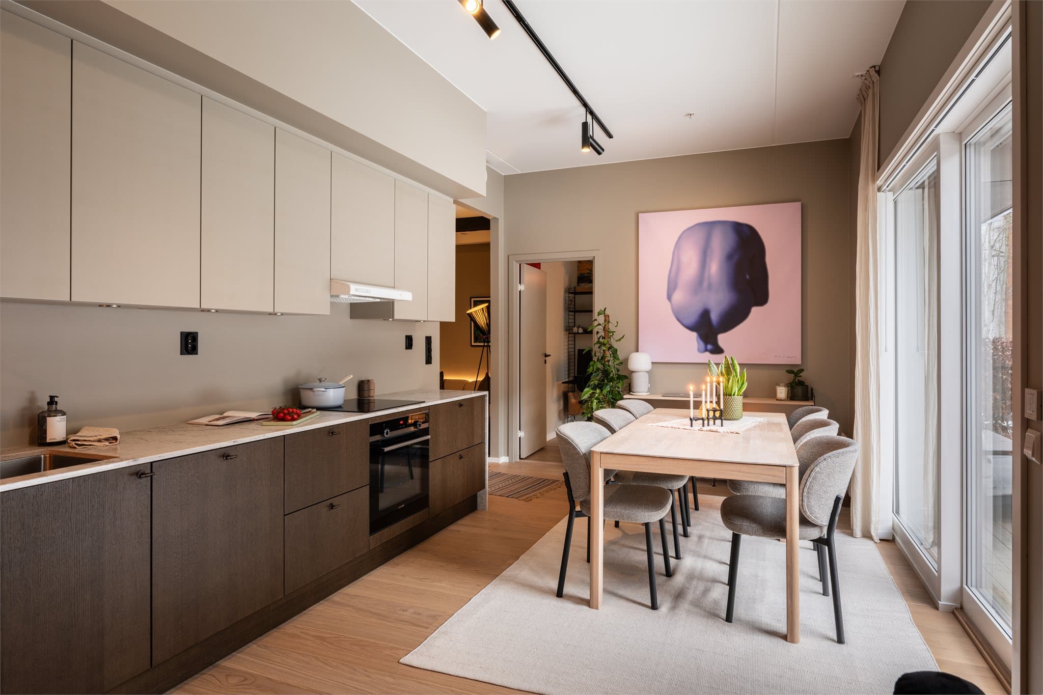 Velegnet plass til stort spisebord med rom for mange gjester.