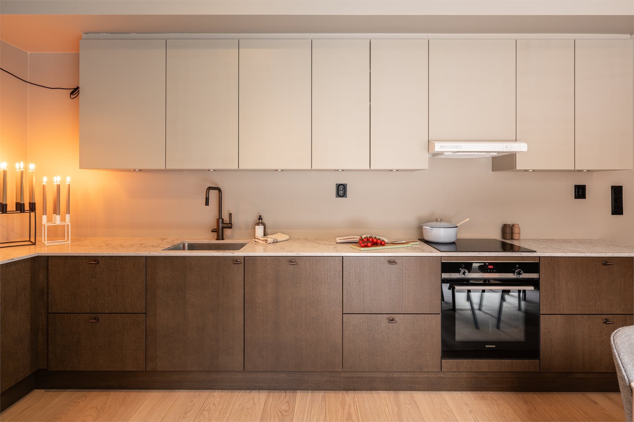 Den takhøye innredningen sørger for rikelig med skapplass og gjør det enkelt å holde orden.