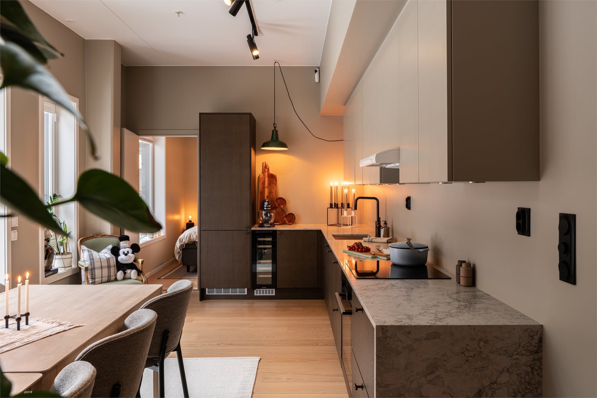 Kjøkkenet er oppgradert og påkostet med blant annet benkeplate i kvartskompositt og integrert kvalitetshvitevarer.