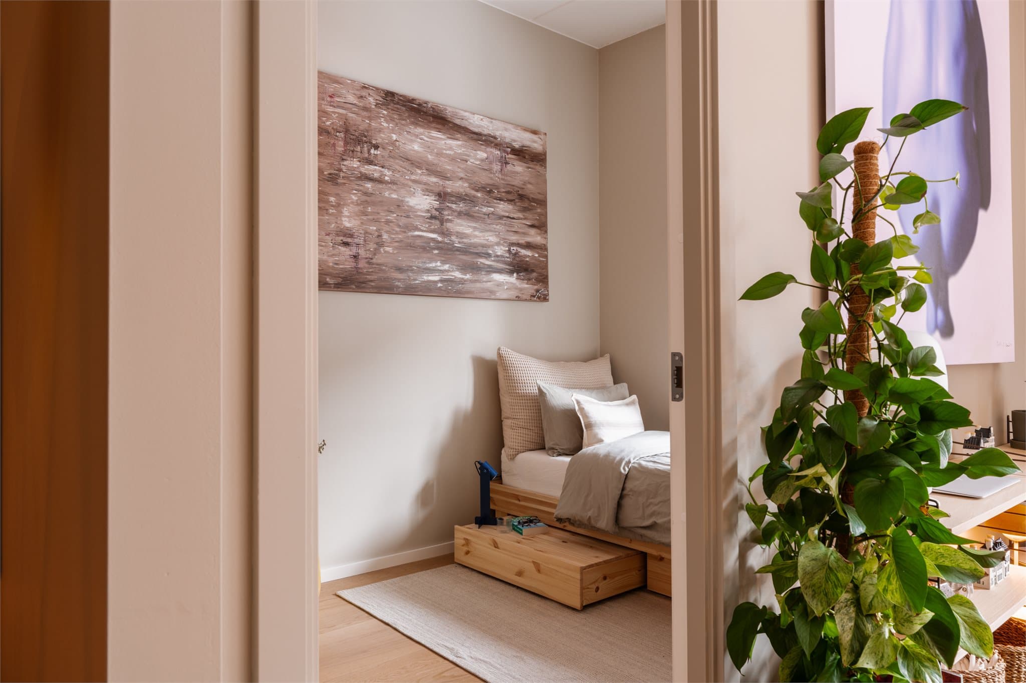 Soverom II ligger på motsatt side av kjøkkenet.