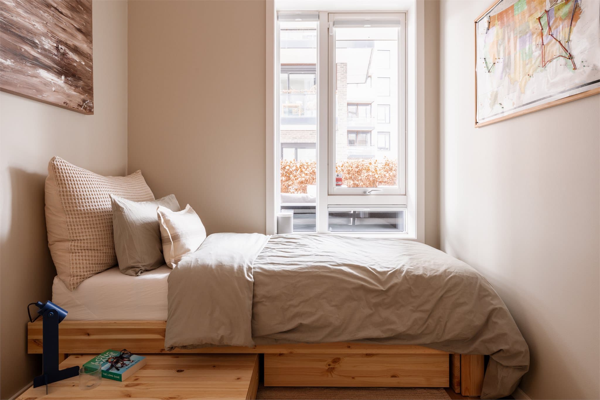 Et elegant og fleksibelt soverom med en gjennomført, lun atmosfære.