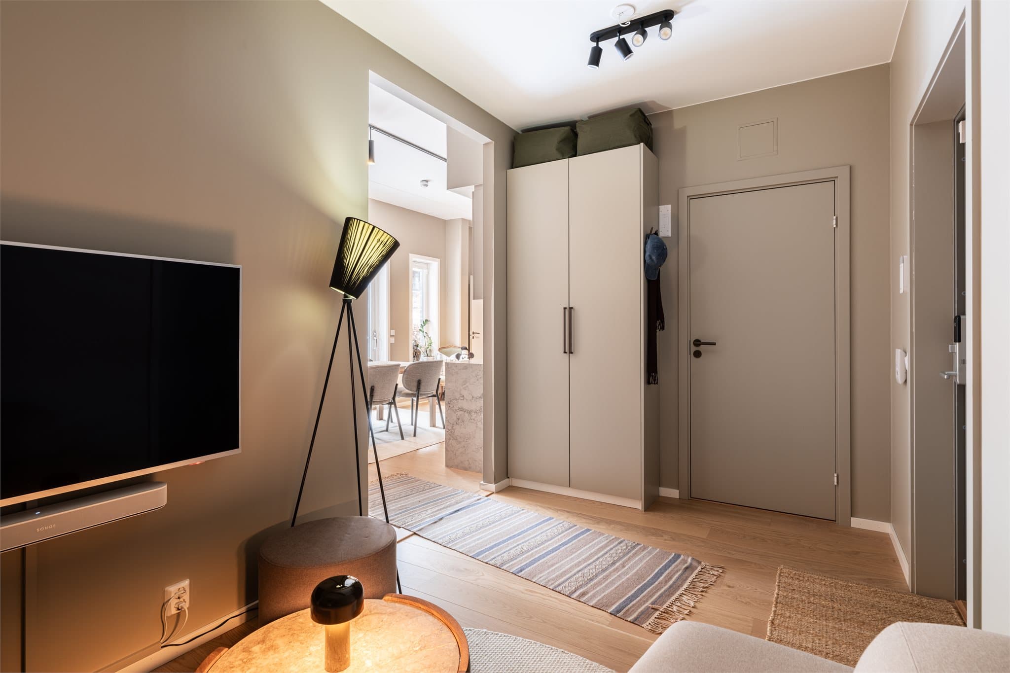 Leiligheten ble ferdigstilt i 2022 og byr på høy standard med gjennomtenkte løsninger.