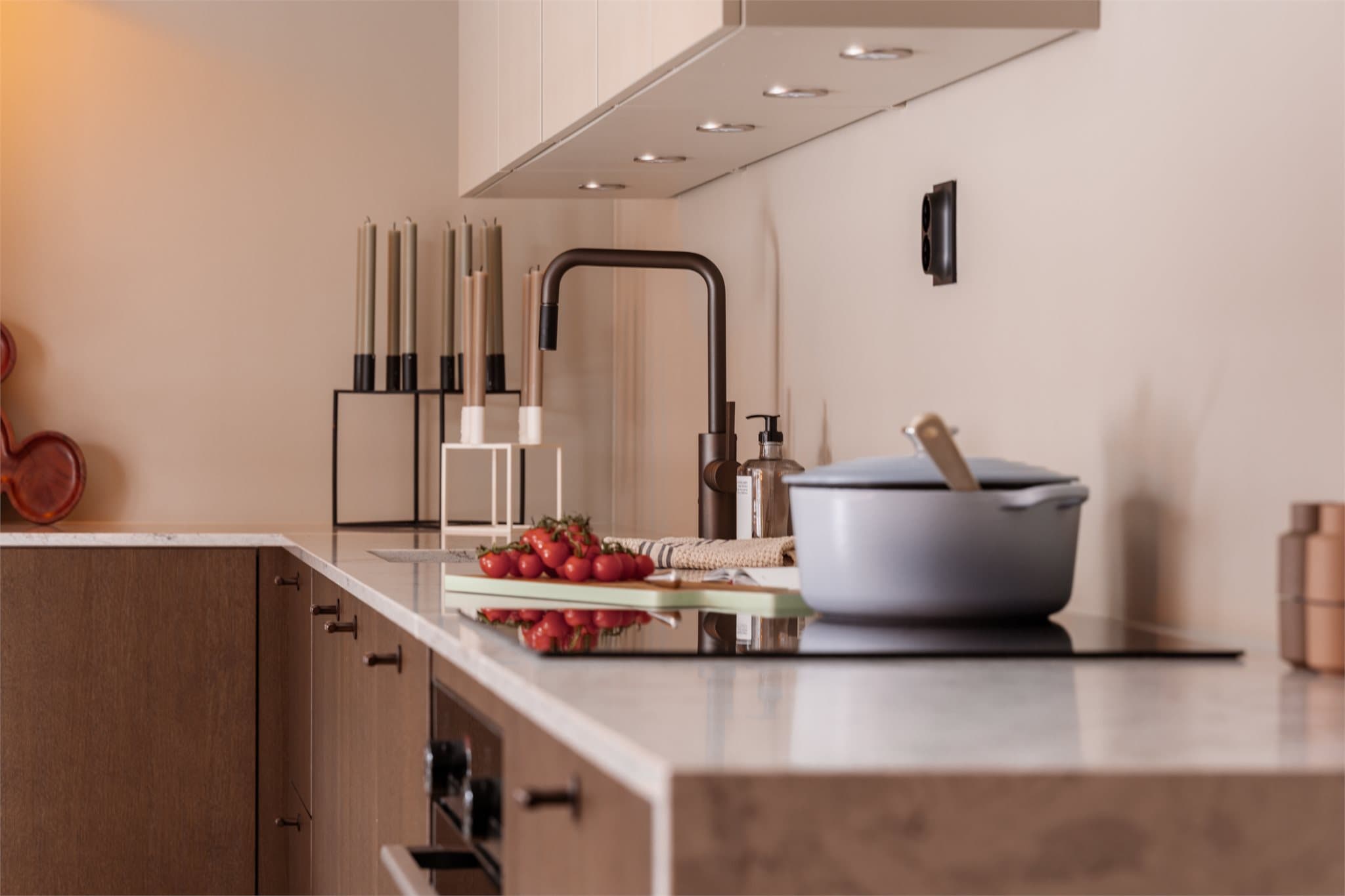 Stikkontaktene over kjøkkenbenken er Elko One med integrert USB-C-lading.