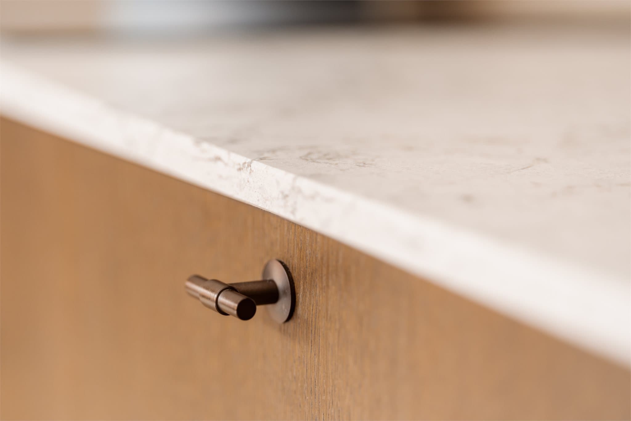 Kjøkkenet byr på lekre detaljer og delikate fargekombinasjoner.